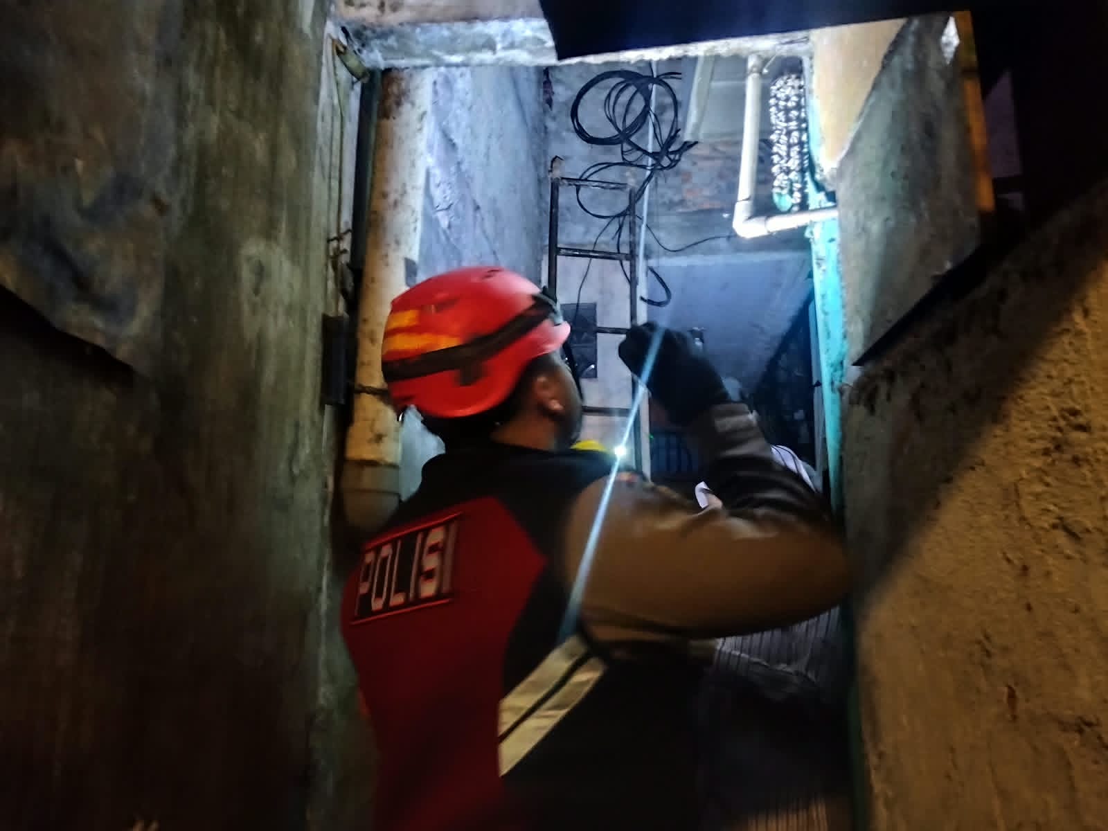 PERSONEL DIT SAMAPTA PMJ BANTU EVAKUASI DAN AMANKAN LOKASI KEBAKARAN DI CIPINANG MUARA