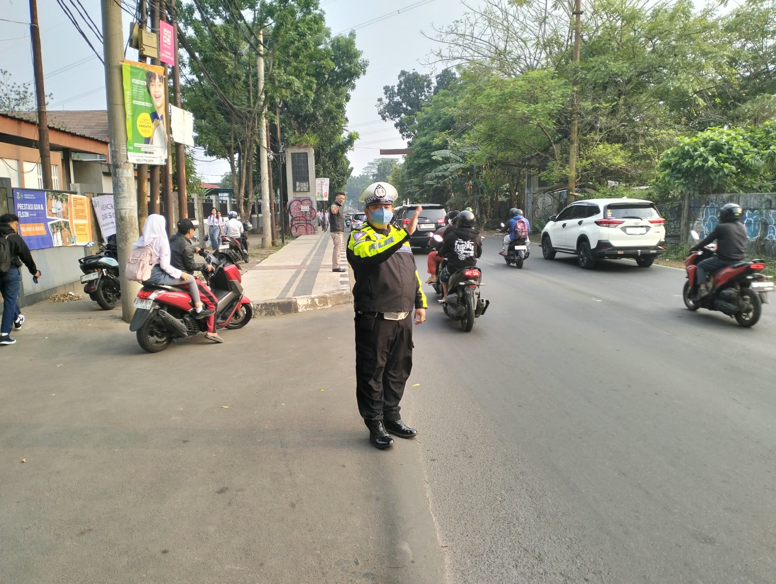 Bhabinkamtibmas Cisauk Hadir di Tengah Pelajar, Pastikan Keamanan Saat Menyeberang Jalan