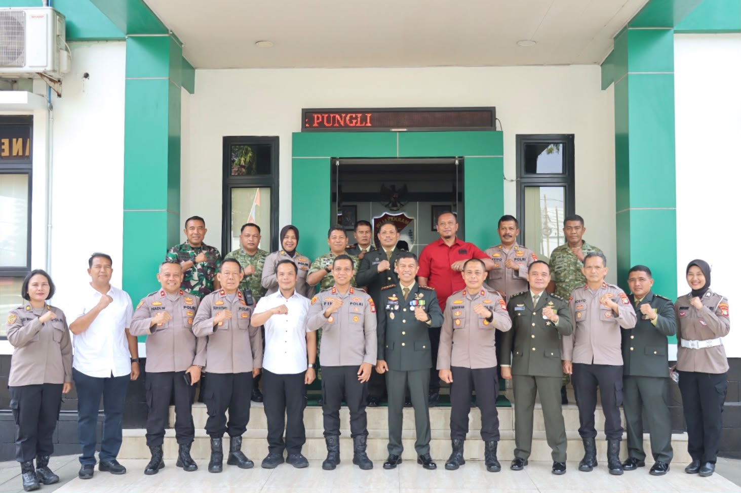 Momen Hangat HUT TNI ke-81, Polres Metro Tangerang Kota Bawa Tumpeng Dan Kue Ke Kodim 0506