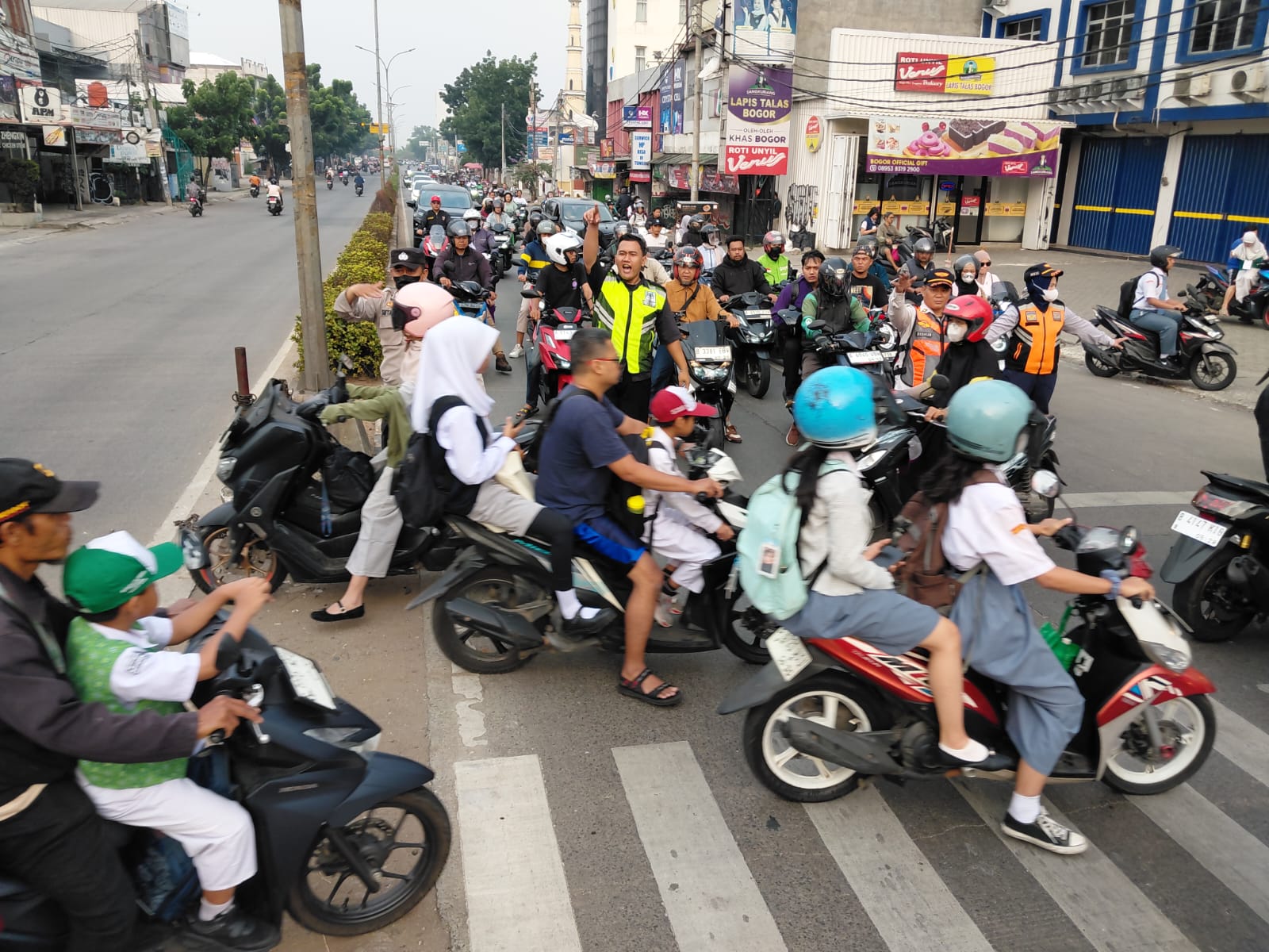 Polisi Atur Lalu Lintas di Depan SMK Letris 2 Pamulang, Arus Pagi Berjalan Lancar