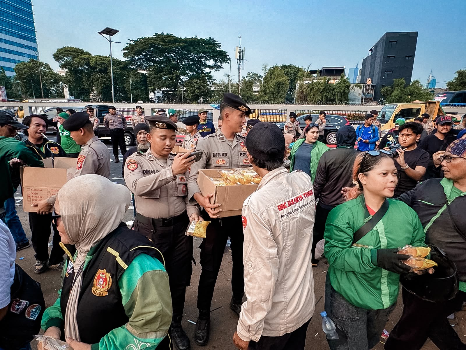 Polisi Bagikan Makanan dan Minuman kepada Peserta Aksi Buruh di DPR
