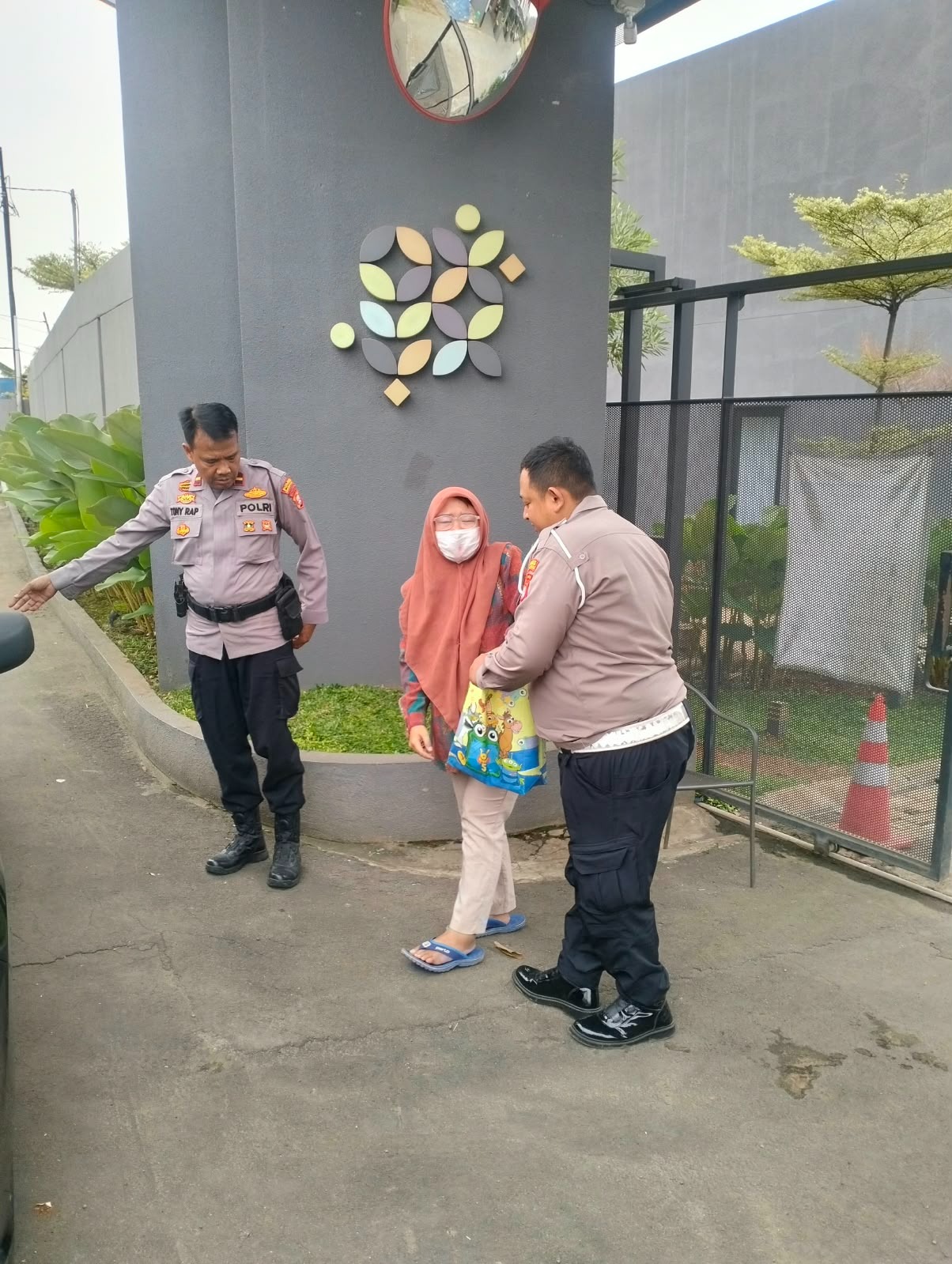 Respon Layanan 110, Personel Polsek Cisauk Bantu Warga yang Kesulitan Pulang