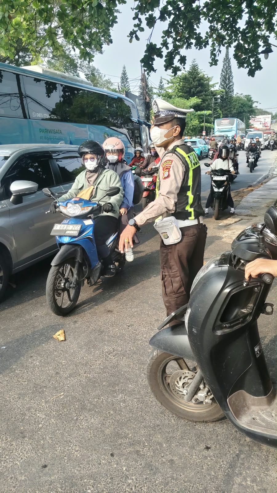Unit Lantas Pamulang Atur Lalu Lintas di Jalan Pondok Cabe Raya