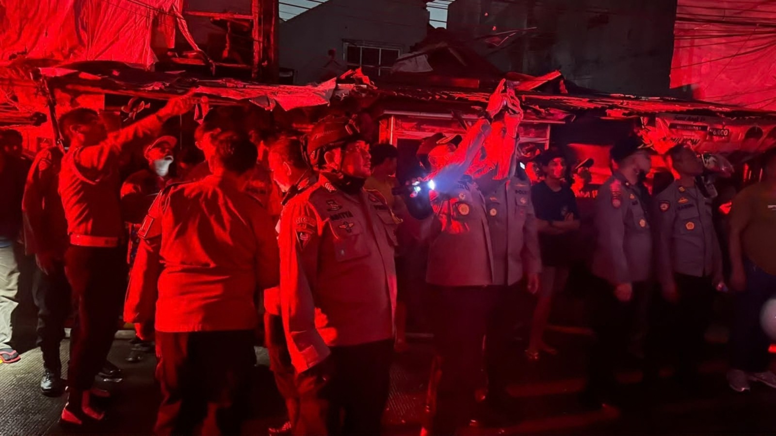 Brimob Metro Jaya Bantu Padamkan Kebakaran di Kramat Pulo Senen