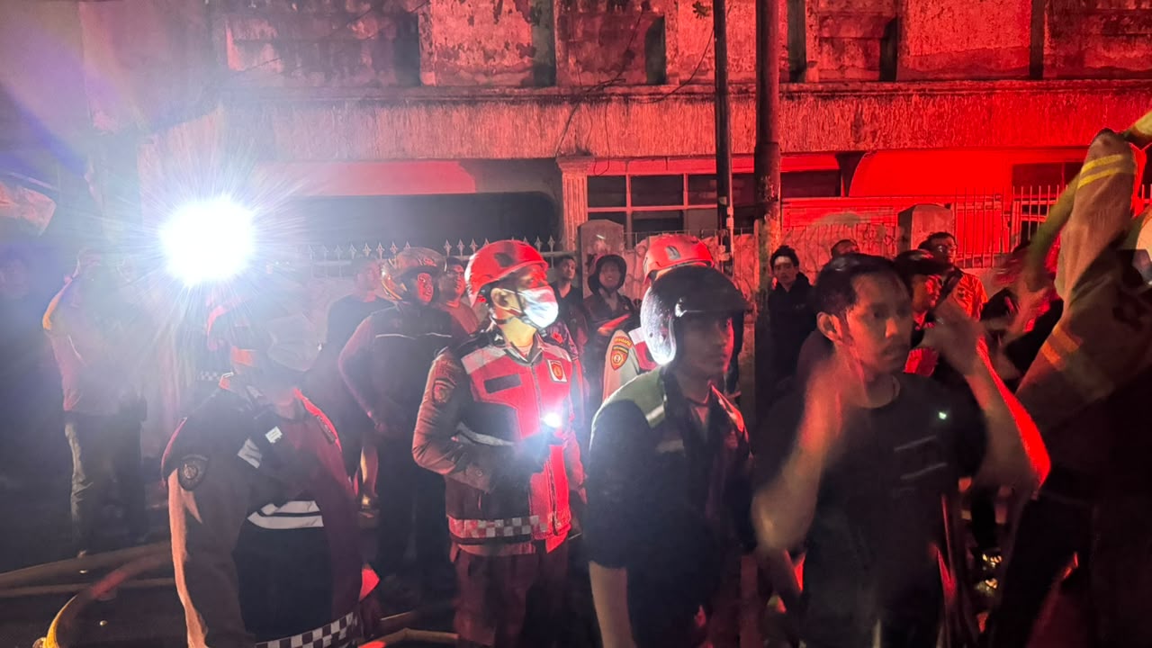 DIT SAMAPTA POLDA METRO JAYA BANTU PENANGANAN KEBAKARAN DI KRAMAT PULO DALAM, 83 RUMAH TERDAMPAK
