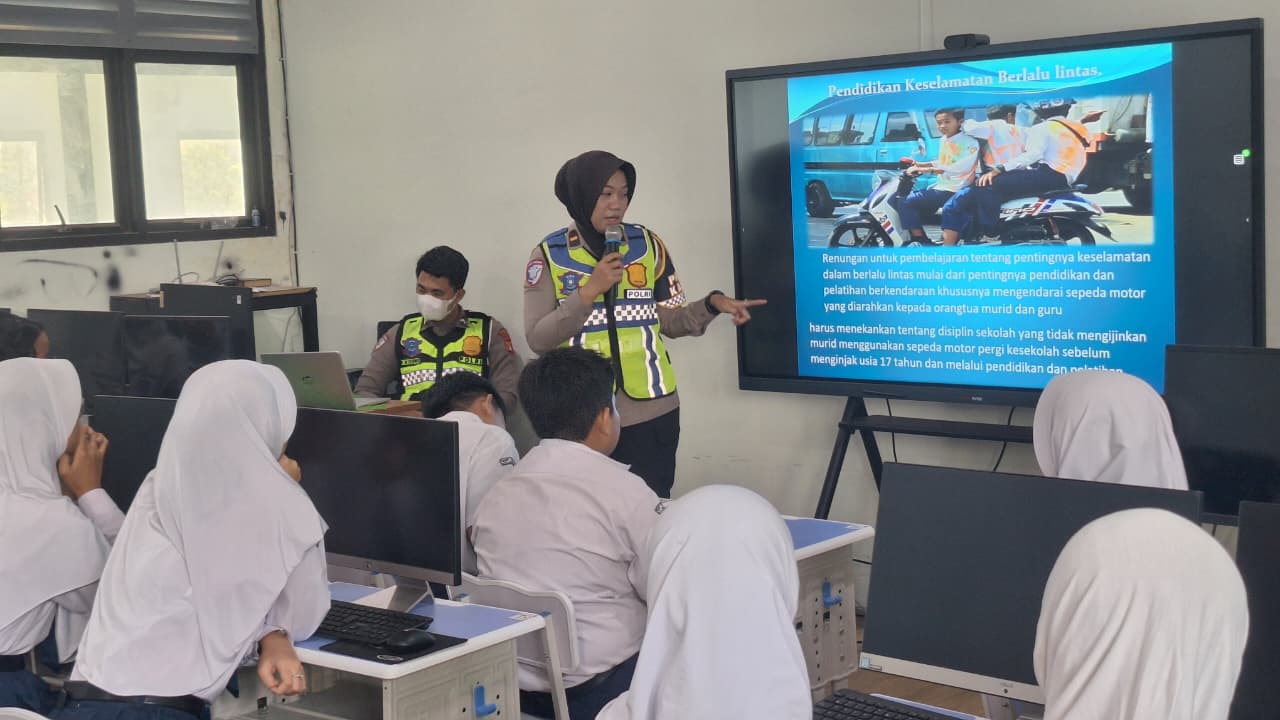 Satlantas Polres Tangsel Edukasi Pelajar SMPN 8 Melalui Police Goes to School