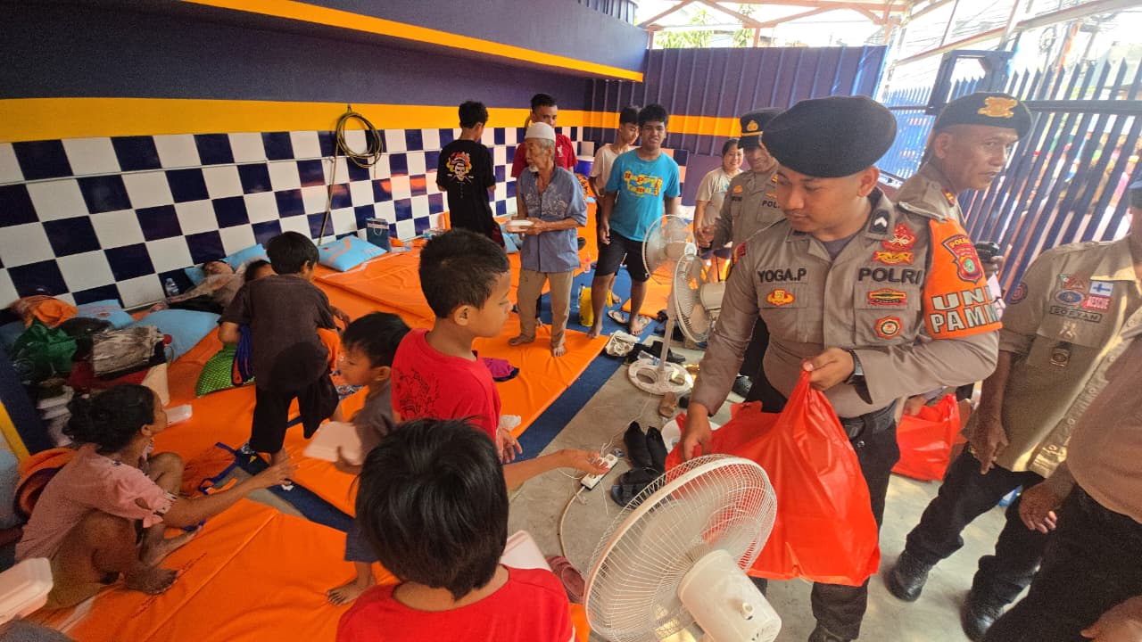 POLDA METRO JAYA HADIR UNTUK MASYARAKAT, DIT SAMAPTA SALURKAN MAKANAN KEPADA KORBAN KEBAKARAN DI KRAMAT PULO JAKPUS