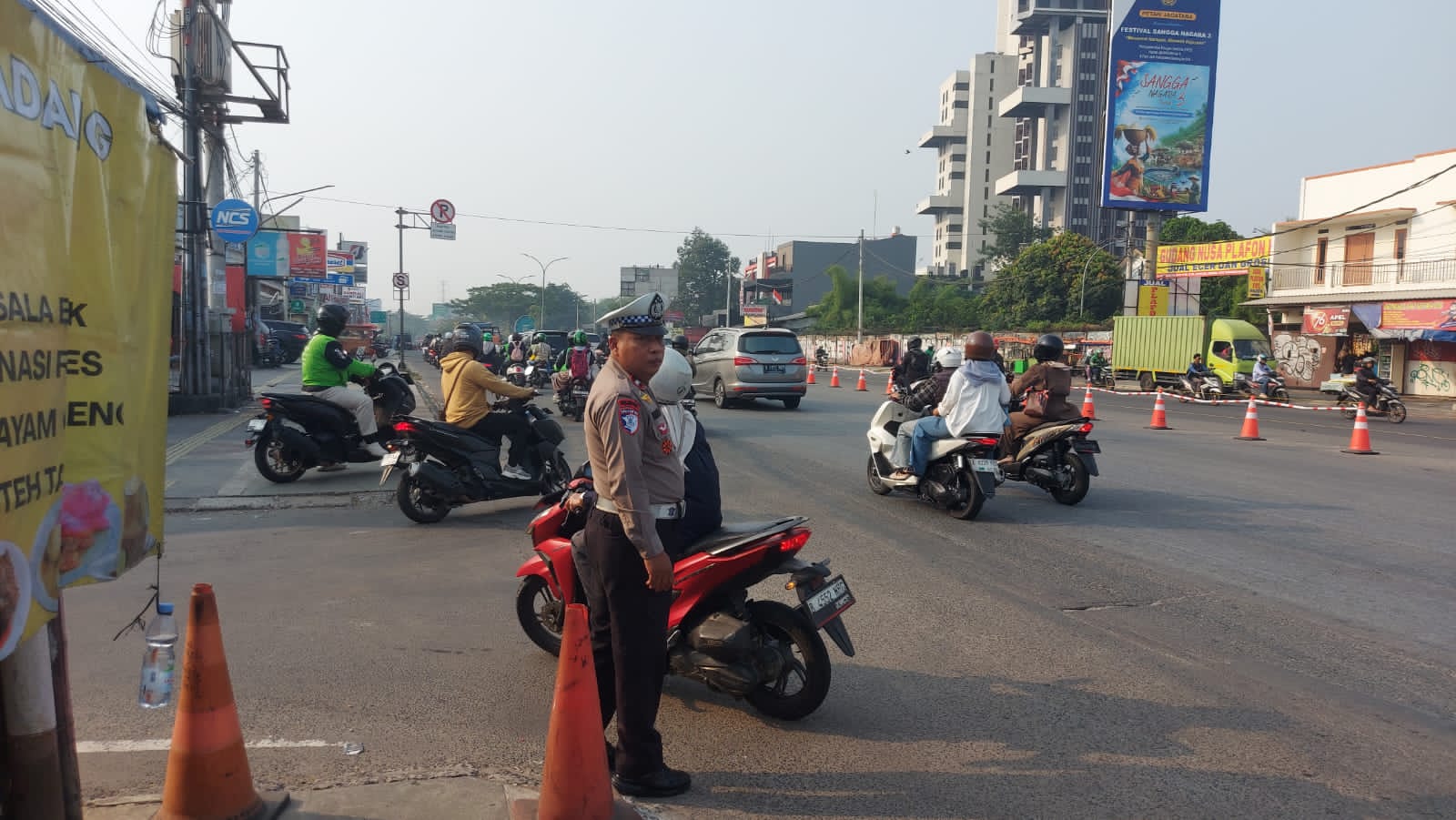 Polsek Serpong Laksanakan Pengaturan Lalu Lintas Pagi untuk Antisipasi Kemacetan