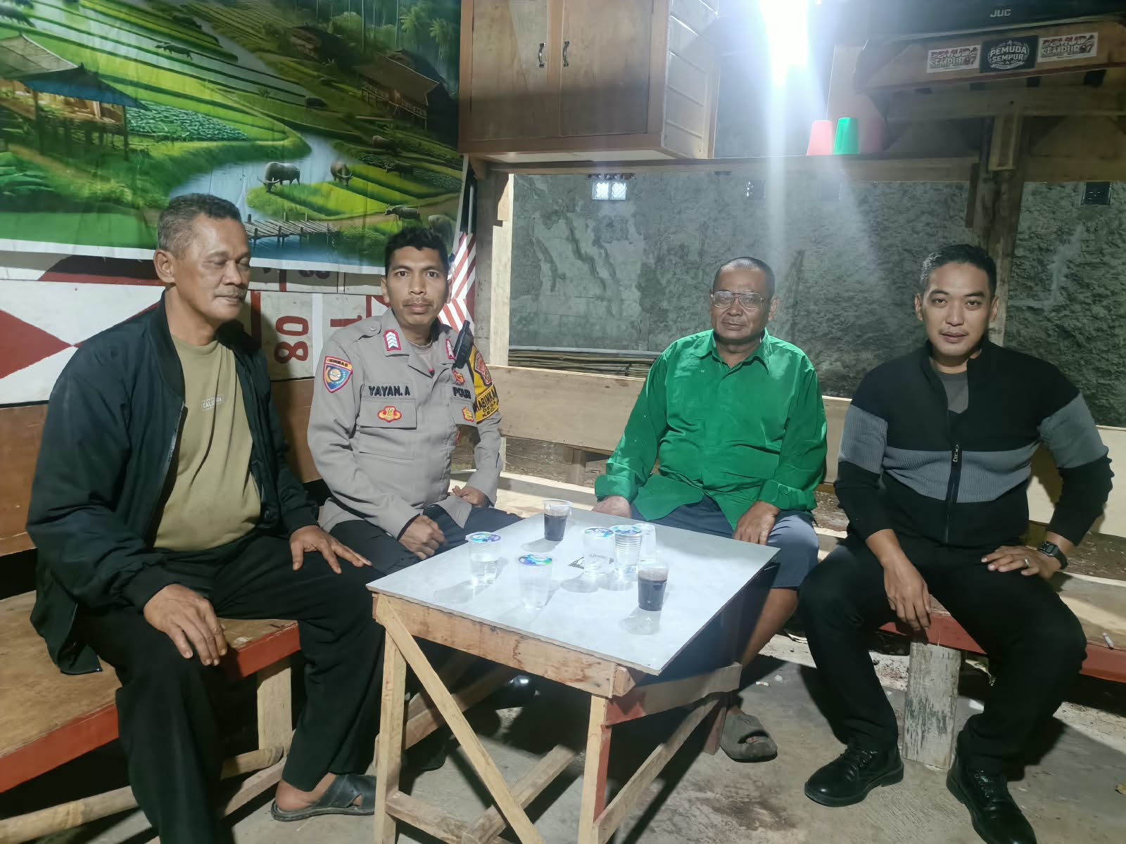 Bhabinkamtibmas Desa Kadu Sambangi Pos Kamling Terpadu, Ajak Warga Tingkatkan Keamanan Lingkungan