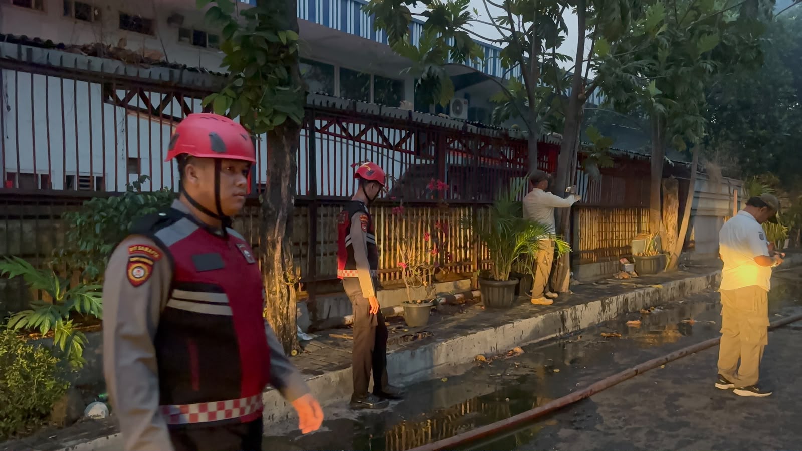 Dit Samapta Polda Metro Jaya Bantu Pengamanan dan Evakuasi Kebakaran di Gudang Logistik PT Rajawali Nusindo, Pulogadung