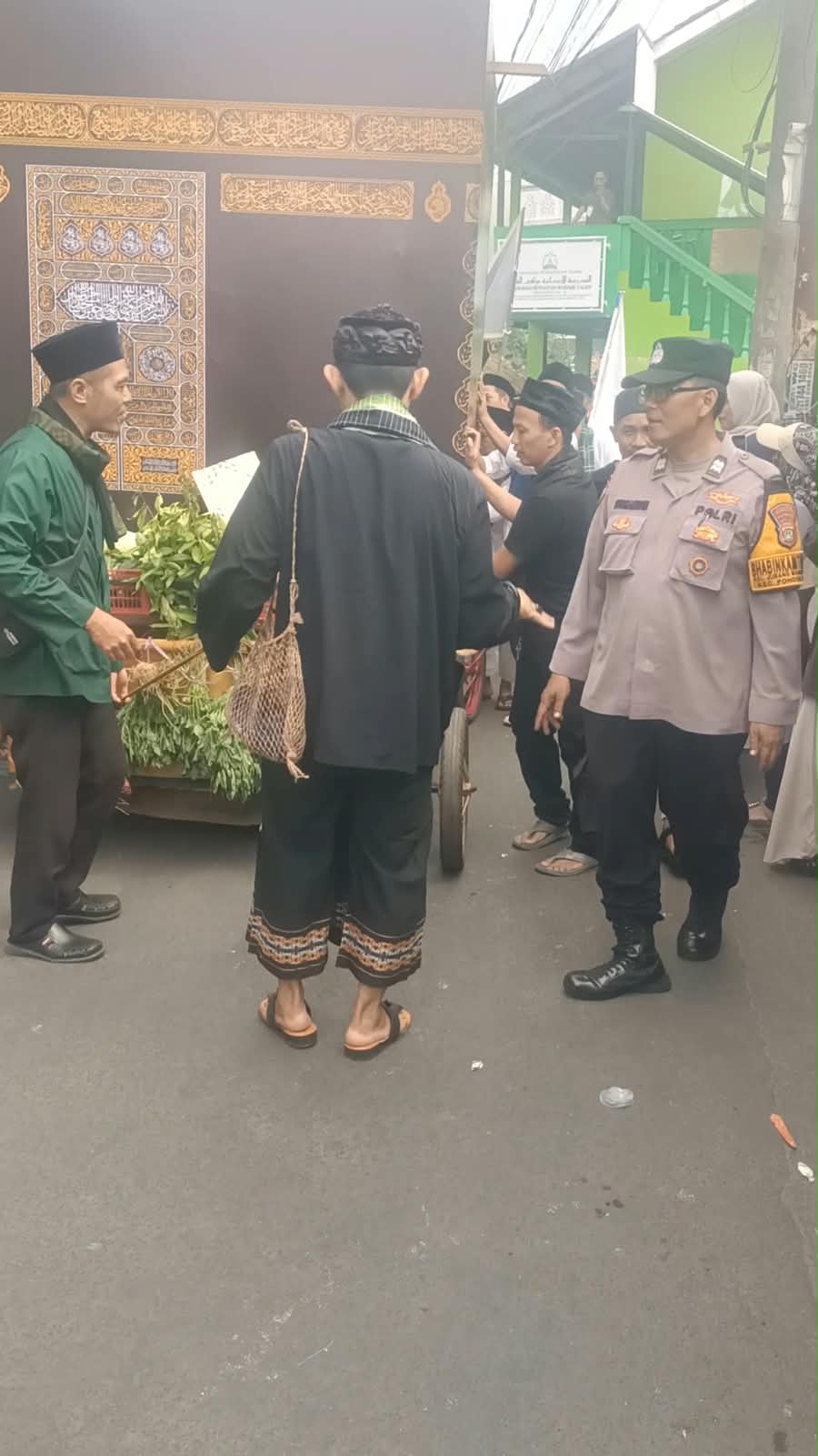 Bhabinkamtibmas Jurang Mangu Barat Kawal Pawai Maulid Nabi Muhammad SAW 1448 H
