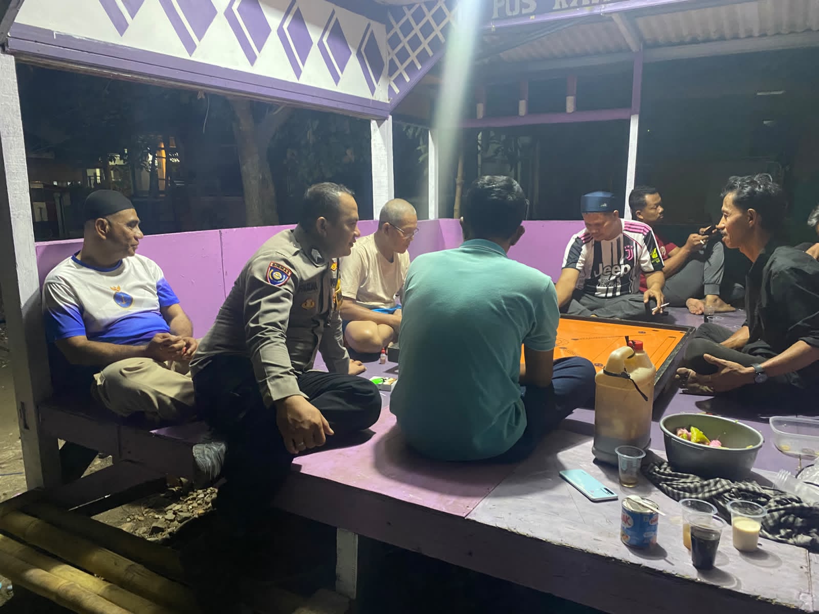Dukung Program Jaga Jakarta+, Bhabinkamtibmas Sukabakti Sambangi Pos Satkamling dan Berikan Imbauan Kamtibmas