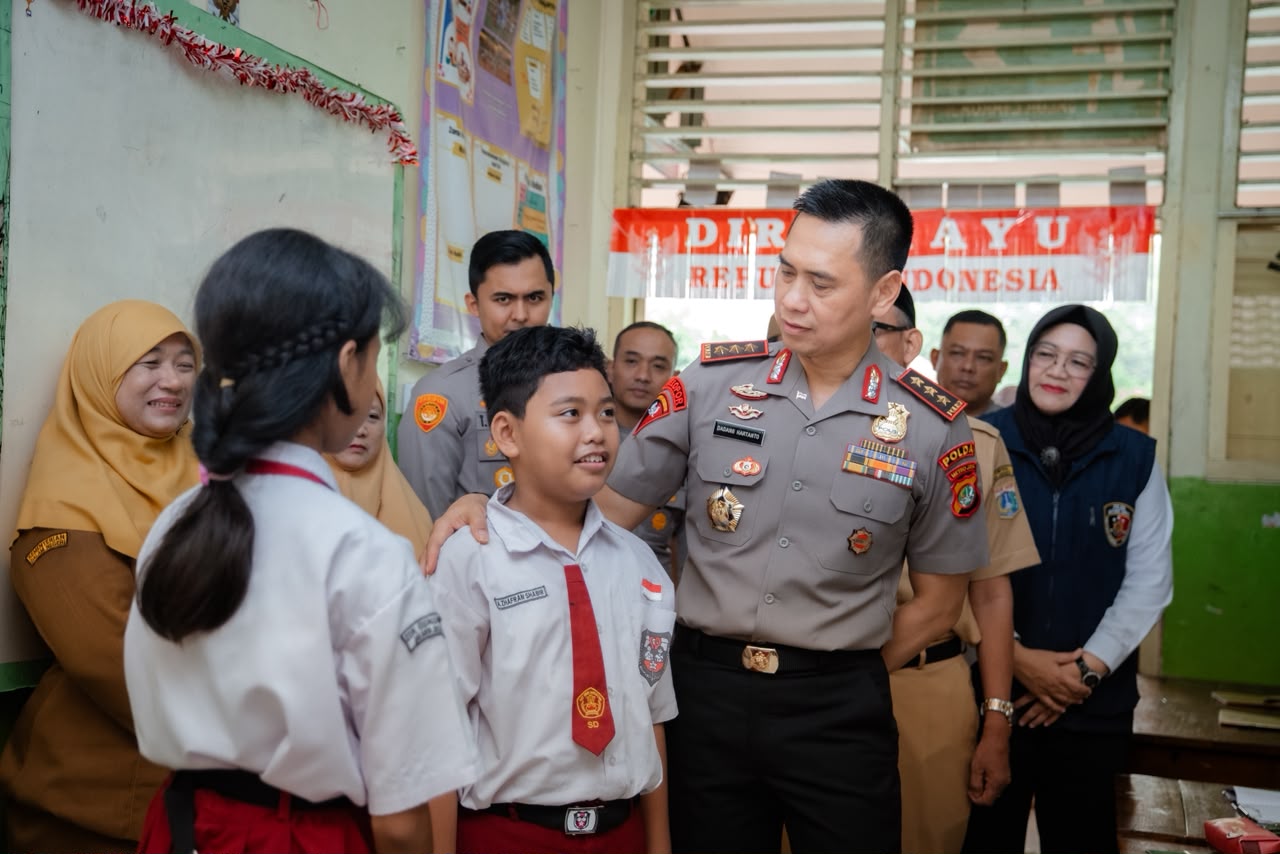 Sambangi SDN Gunung 01, Kapolda Metro Jaya Ajak Siswa Biasakan Tertib dan Saling Peduli