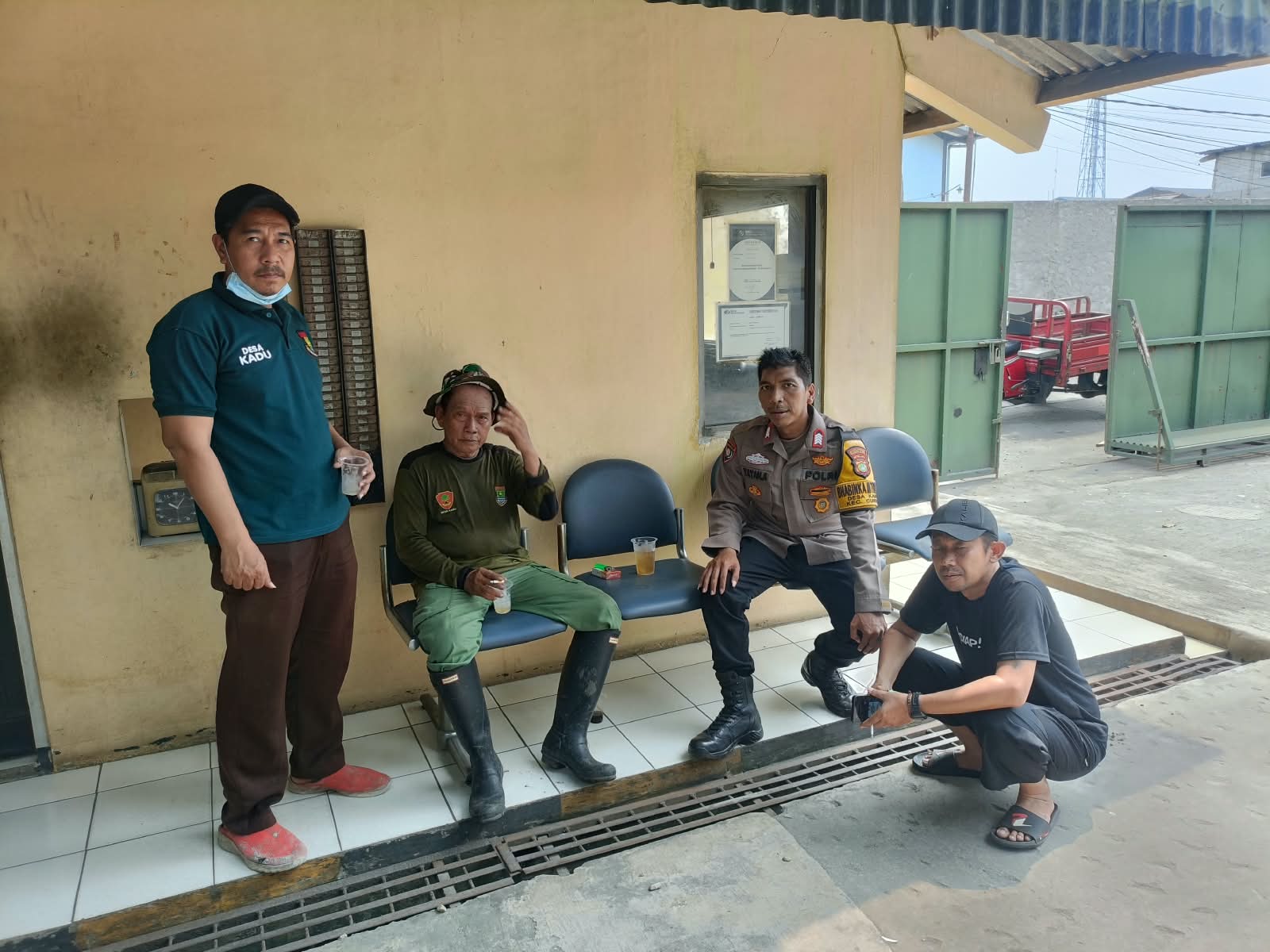 Sambangi Warga Desa Kadu, Bhabinkamtibmas Ajak Masyarakat Bersama Jaga Keamanan Lingkungan
