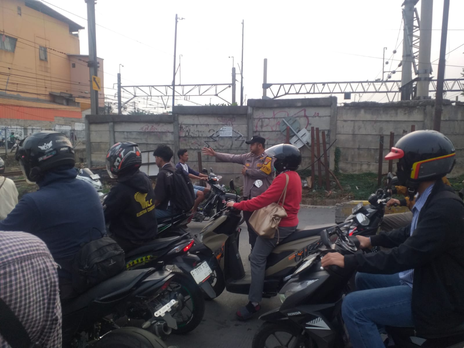 Polsek Serpong Hadir di Pagi Hari, Pastikan Lalu Lintas di Pasar Serpong Lancar