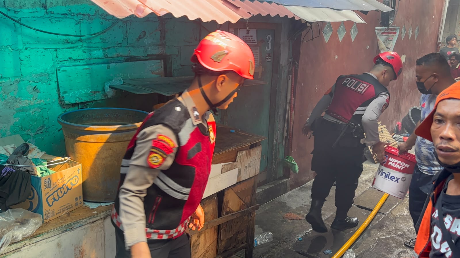 DIT SAMAPTA POLDA METRO JAYA BANTU PENANGANAN KEBAKARAN DI PENJARINGAN, WUJUDKAN POLISI BERSAMA MASYARAKAT