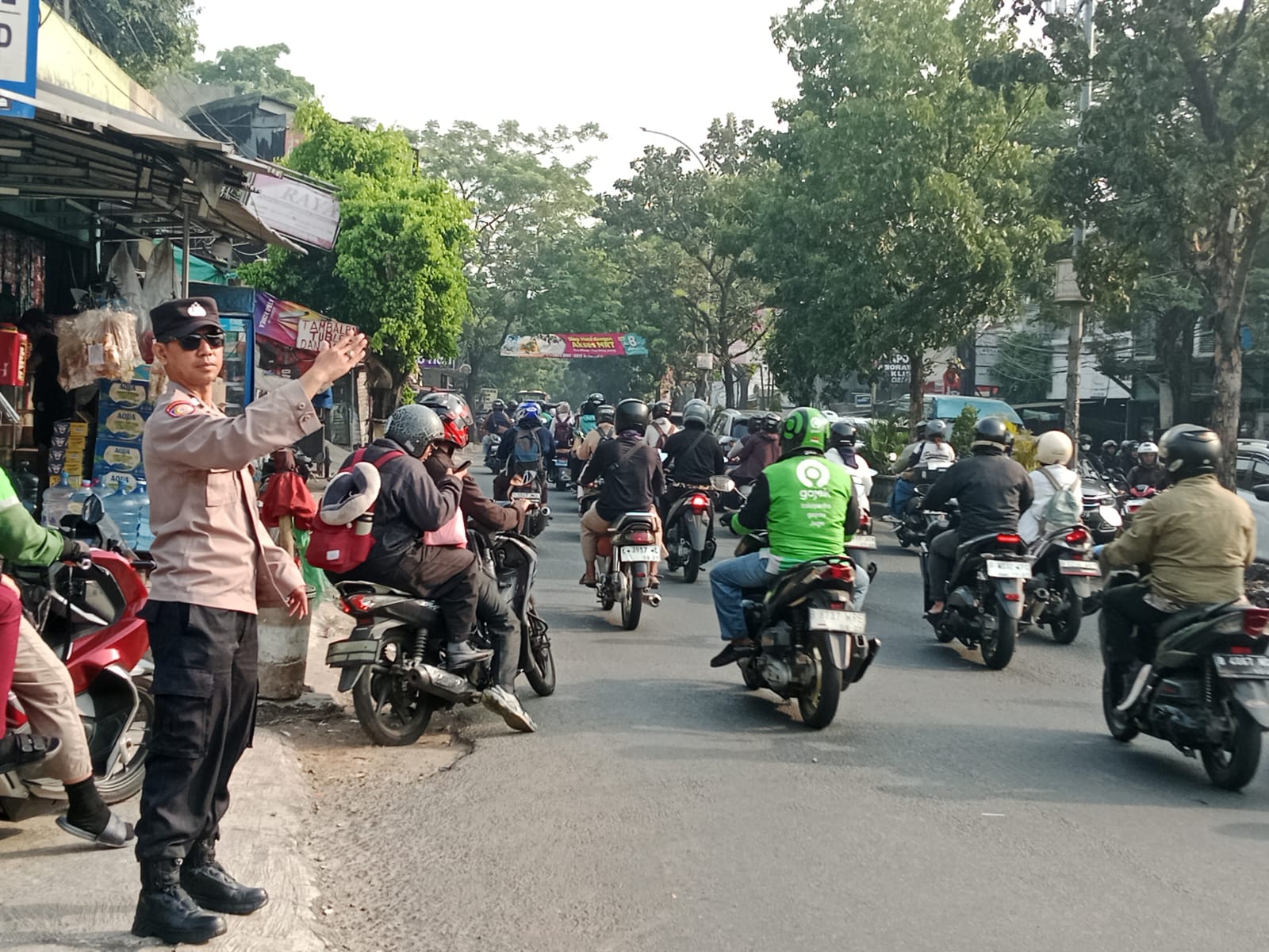 Polsek Ciputat Timur Hadir di Pagi Hari, Bantu Kelancaran Lalu Lintas dan Aktivitas Masyarakat