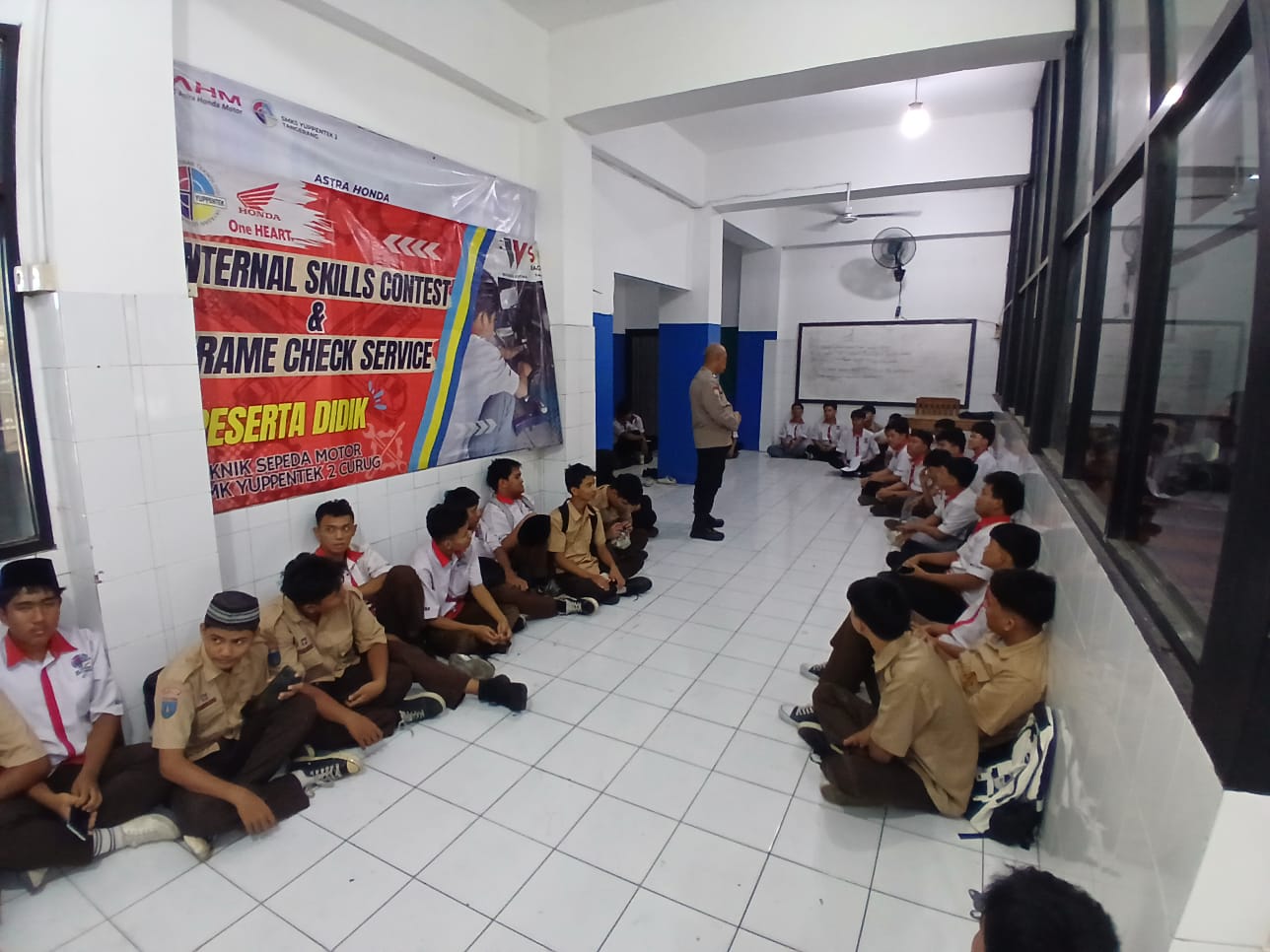 Cegah Tawuran Pelajar, Bhabinkamtibmas Polsek Curug Edukasi Siswa SMK Yuppentek 2