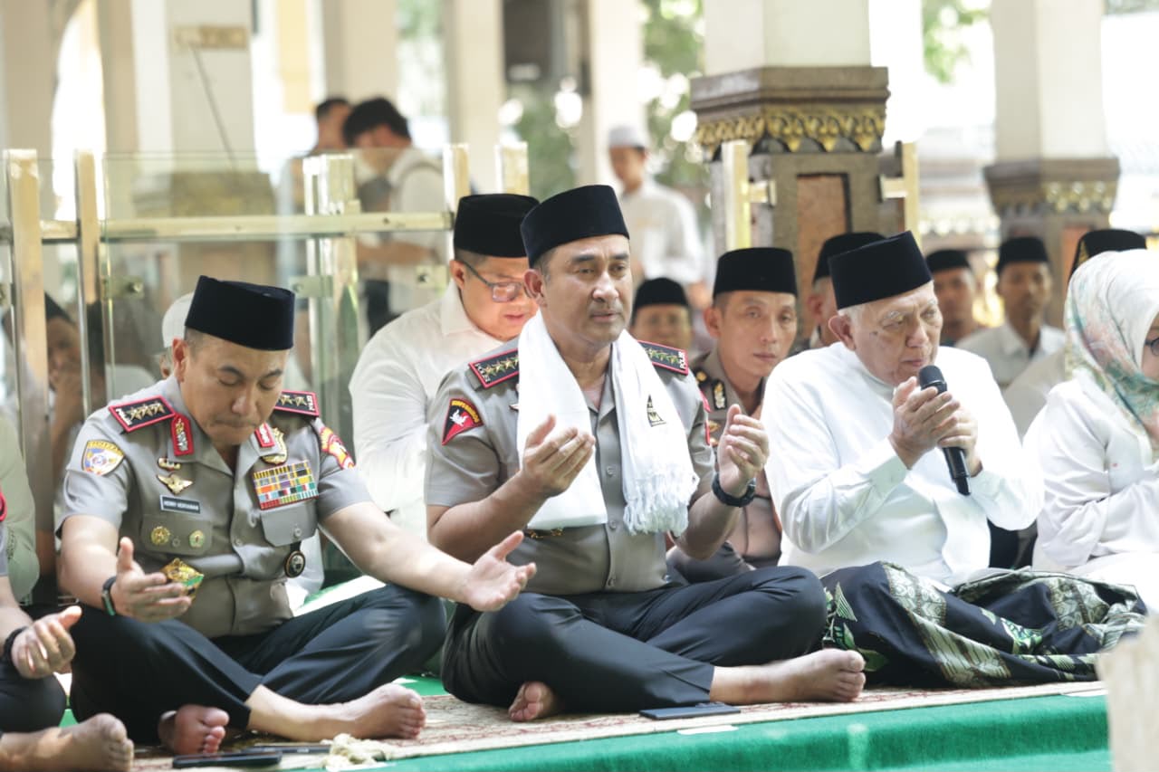 Perkuat Sinergi Ulama dan Umara, Kapolri Silaturahmi ke Ponpes Tebuireng dan Ziarah Makam Gus Dur