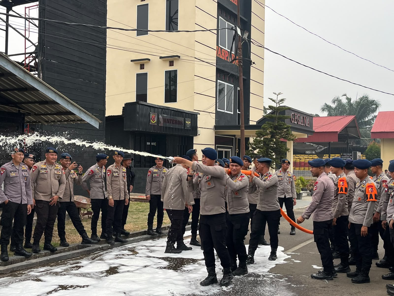 Tiba di Sumsel, 200 Personel Brimob BKO Jalani Pembekalan Sebelum Tangani Karhutla