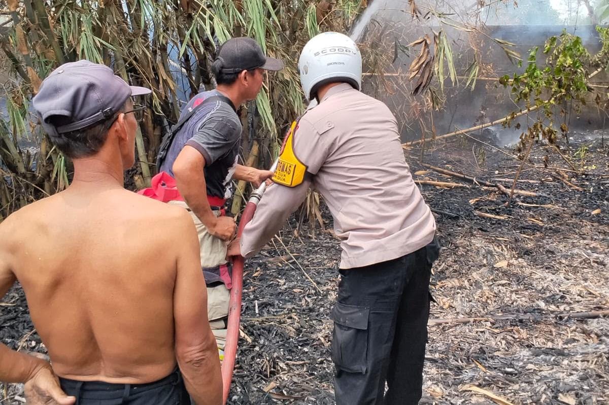 Polsek Kelapa Dua Gerak Cepat Cek TKP Kebakaran Lahan Bambu di Bojong Nangka, Api Berhasil Dipadamkan