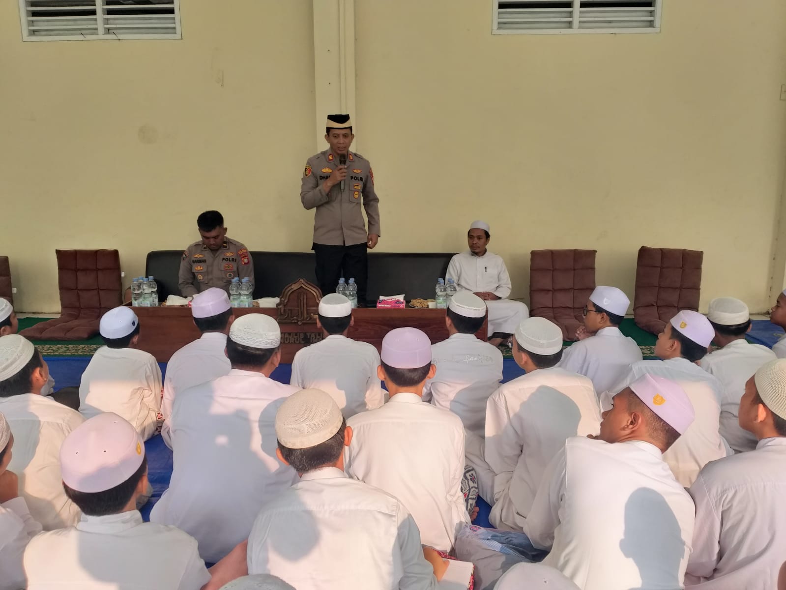 Sat Binmas Polres Tangsel Edukasi Santri Pondok Pesantren Al-Husainy tentang Bahaya Bullying dan Narkoba