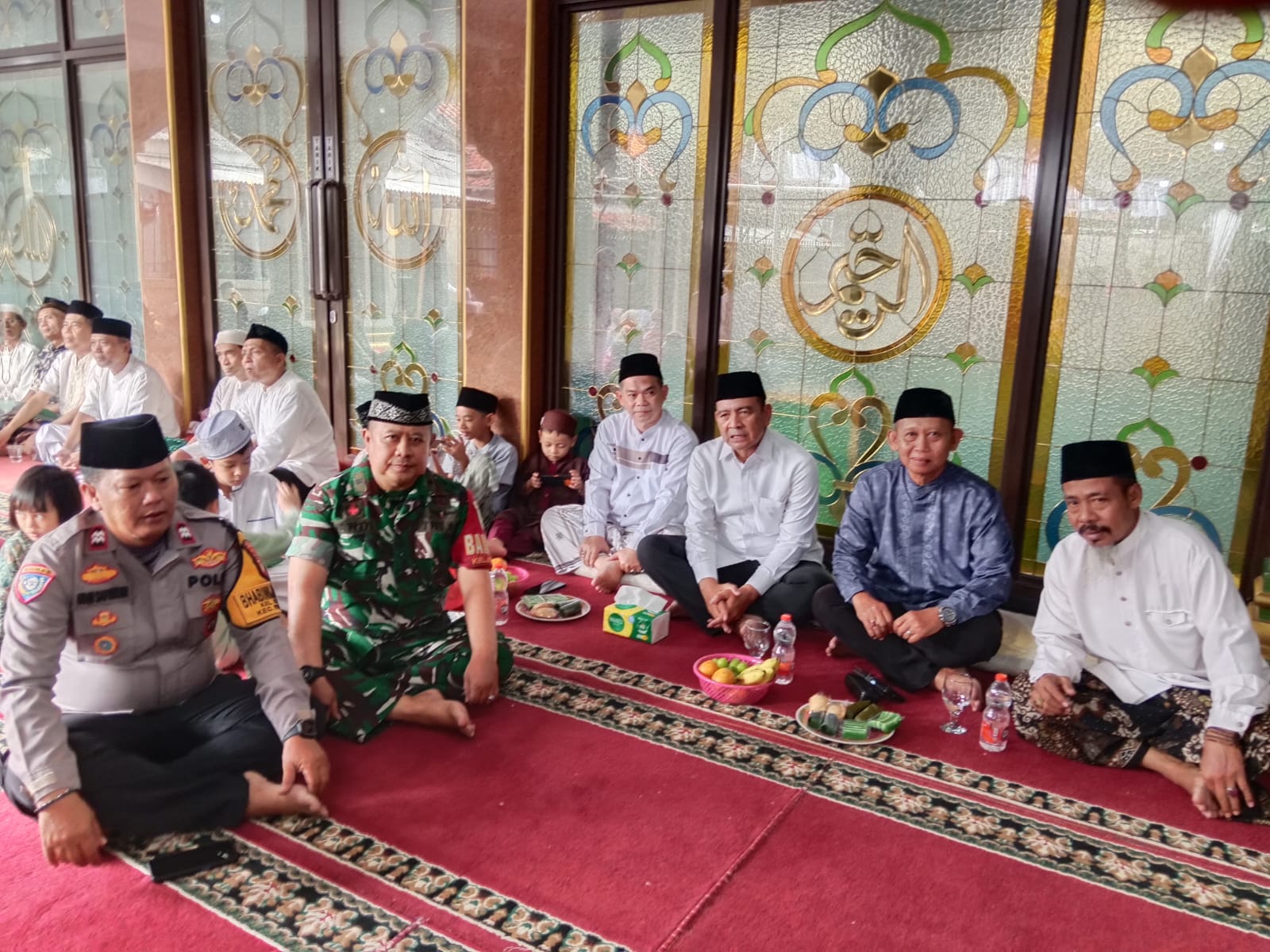 Pererat Silaturahmi dan Kebersamaan, Bhabinkamtibmas Kedaung Hadiri Peringatan Maulid Nabi Muhammad SAW 1448 H