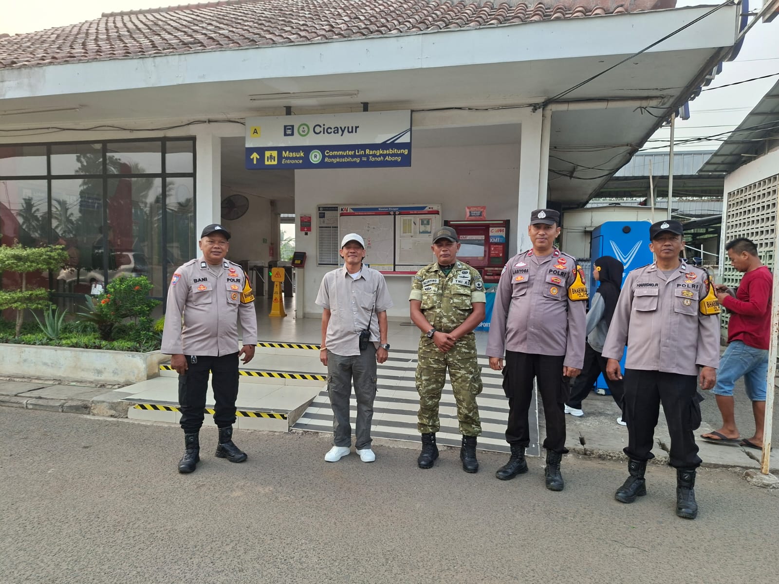 Strong Point di Stasiun Cicayur, Polsek Cisauk Pastikan Aktivitas Masyarakat Berjalan Aman dan Kondusif