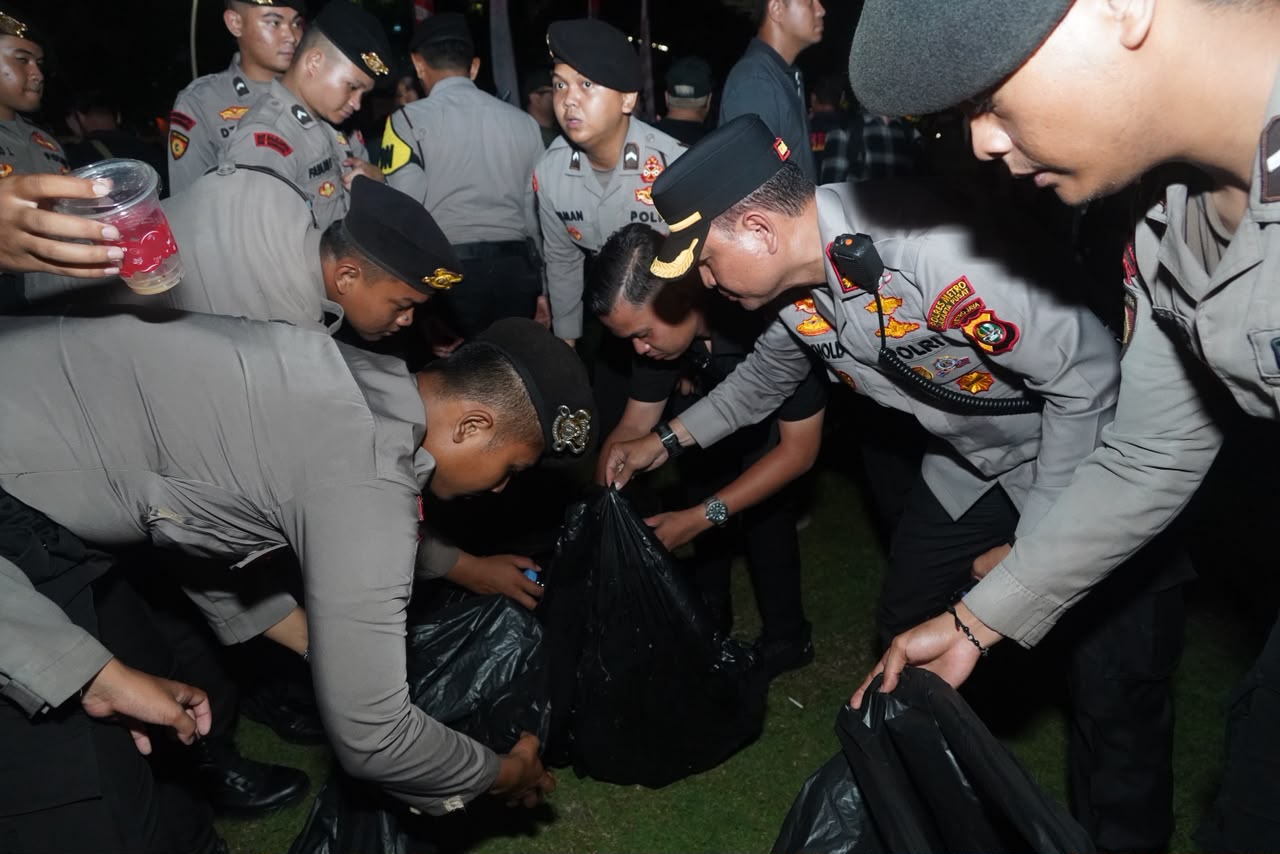 TNI – Polri, Pemprov DKI Bersihkan Sampah Usai Aksi
