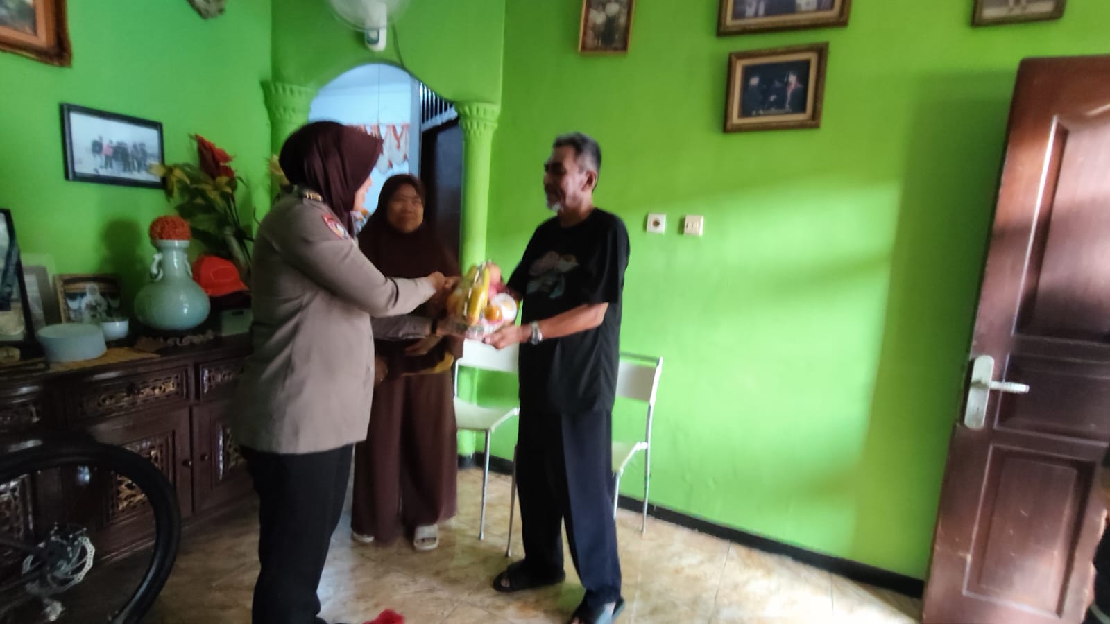 Polisi Hadir Membawa Kepedulian, Polsek Kelapa Dua Jenguk Ketua Pokdarkamtibmas Bencongan yang Sedang Sakit