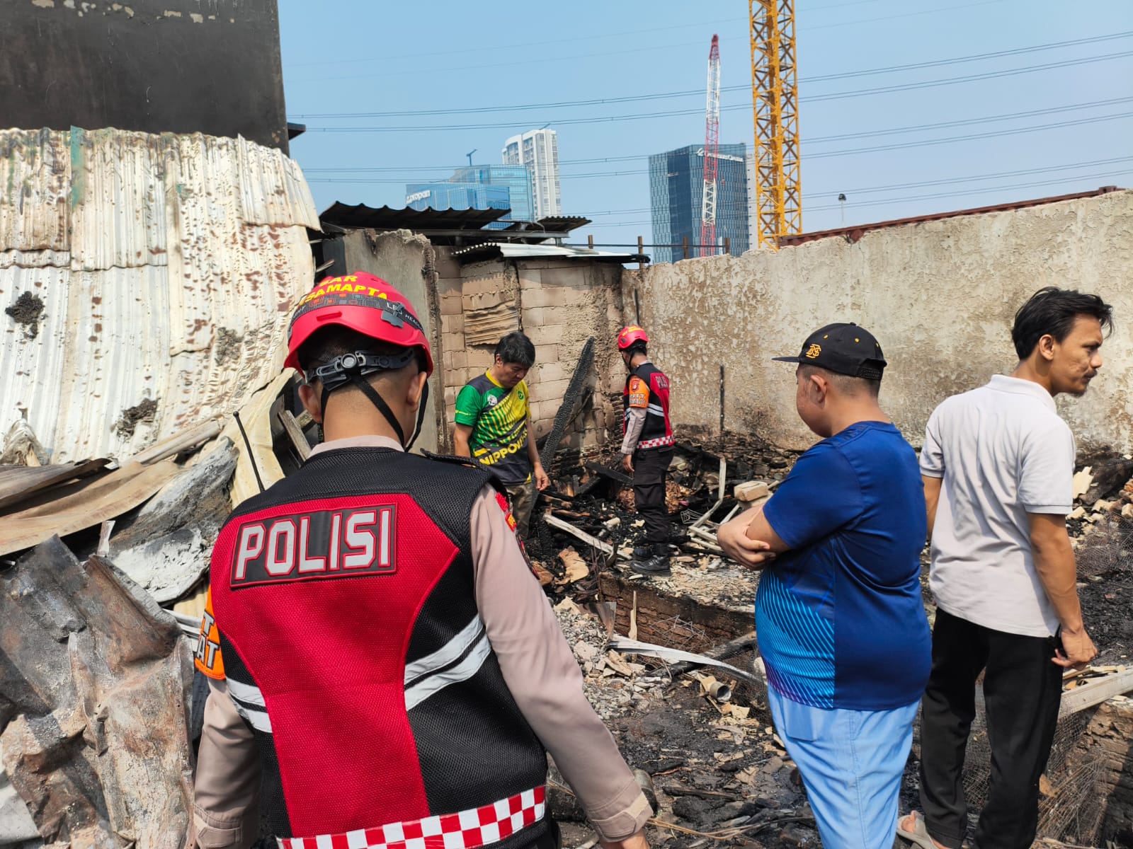 DIT SAMAPTA POLDA METRO JAYA BERIKAN PELAYANAN DAN BANTUAN EVAKUASI KEBAKARAN DI DURI KOSAMBI