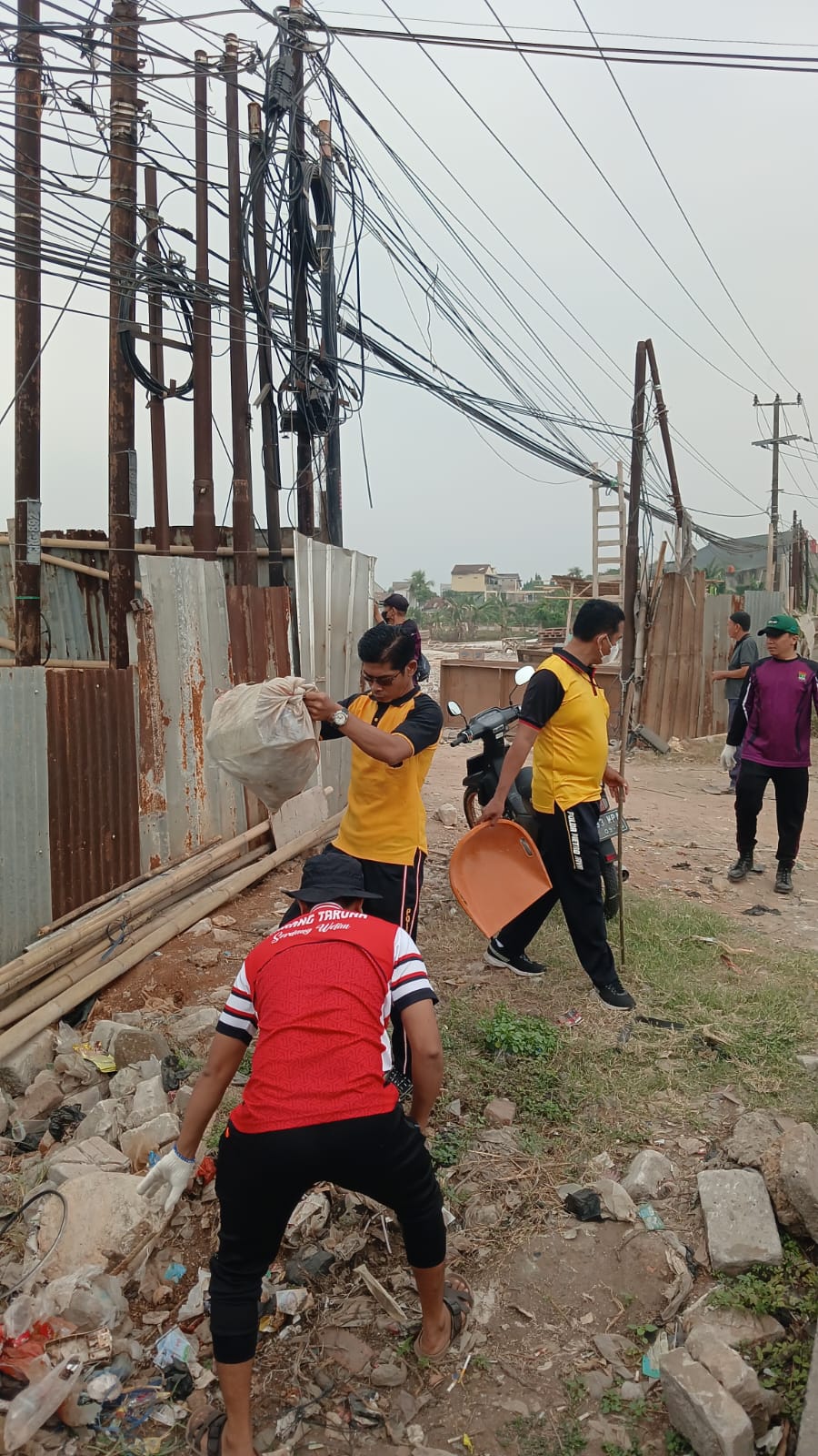 Sinergi Tiga Pilar dan Warga, Polsek Legok Gelar Kerja Bakti Bersama di Desa Serdang Wetan