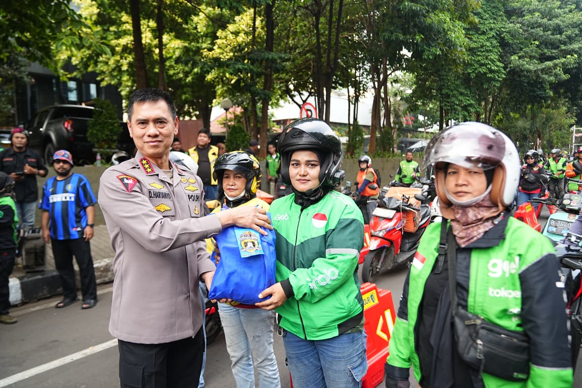 Sabtu Berkah Bersama Ojol, Kapolda Metro Jaya Ajak Pengemudi Utamakan Keselamatan