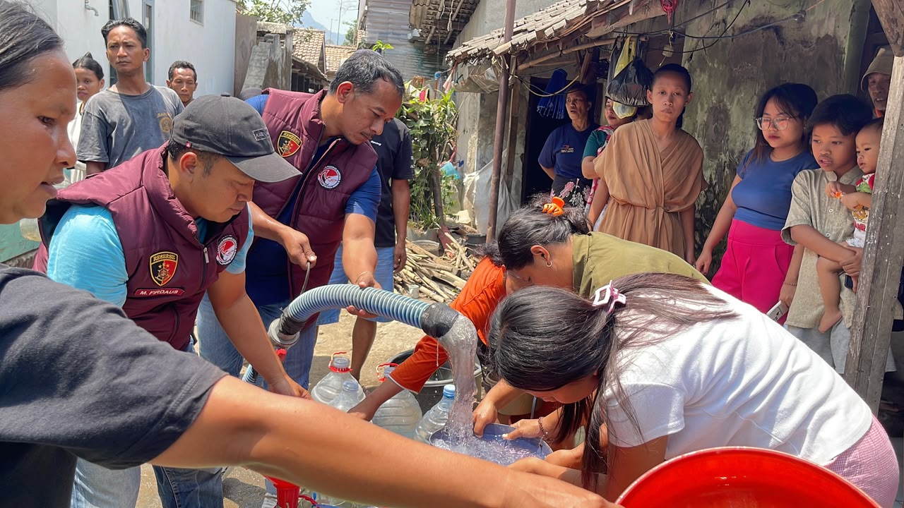 Polresta Cirebon Salurkan 18.000 Liter Air Bersih untuk Warga Palimanan Barat