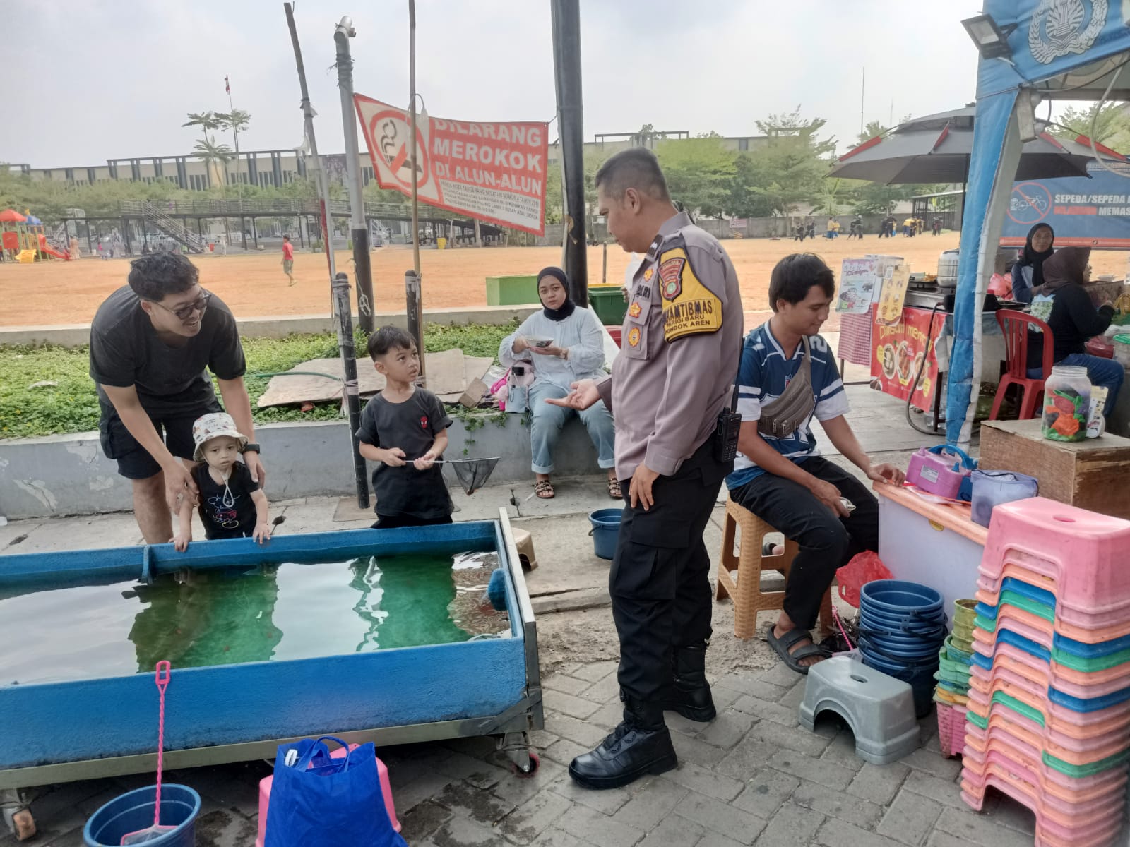 Polsek Pondok Aren Pantau Aktivitas Warga di Alun-Alun Perigi Baru, Jaga Lingkungan Tetap Aman dan Kondusif