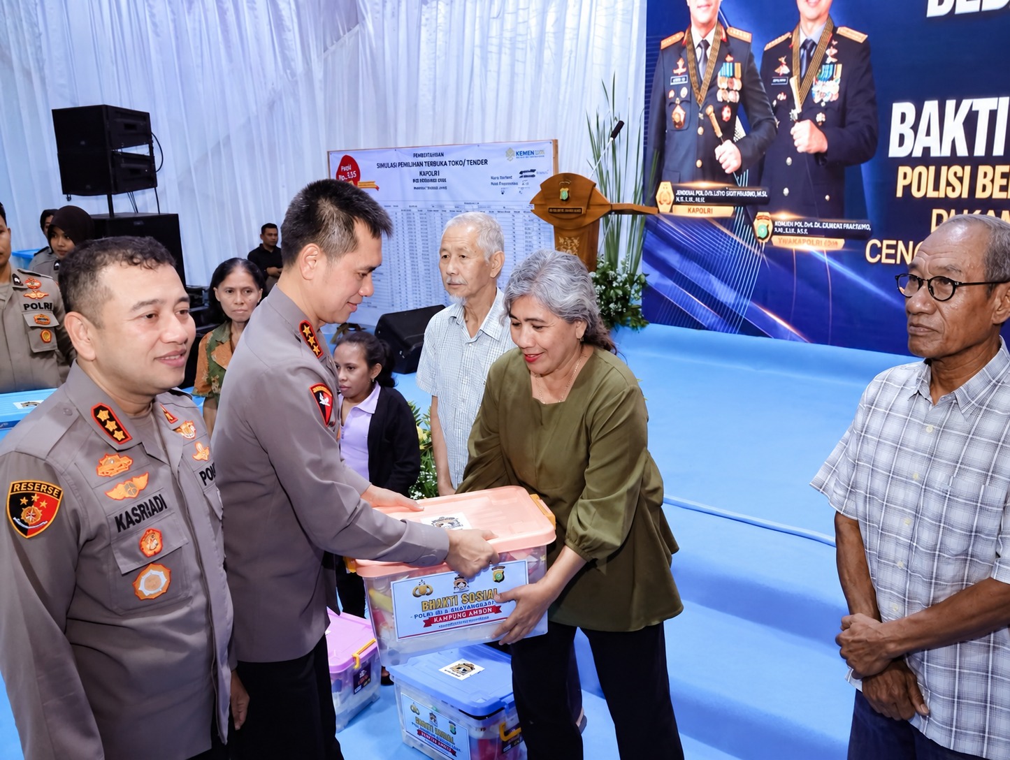 Polisi Bersama Masyarakat, Polda Metro Jaya Gelar Bakti Kesehatan dan Salurkan 1.000 Paket Sembako di Kampung Ambon