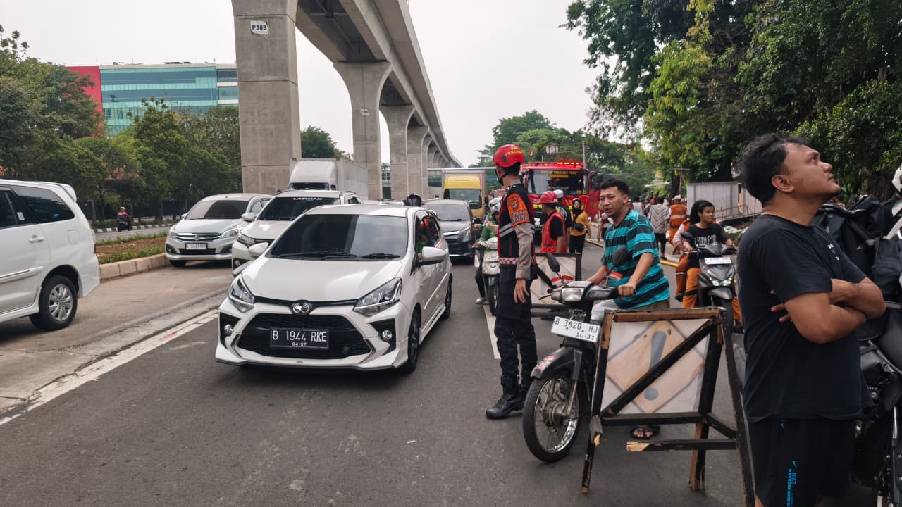 POLDA METRO JAYA HADIR BANTU WARGA, PERSONEL DIT SAMAPTA AMANKAN LOKASI KEBAKARAN DI RAWAMANGUN