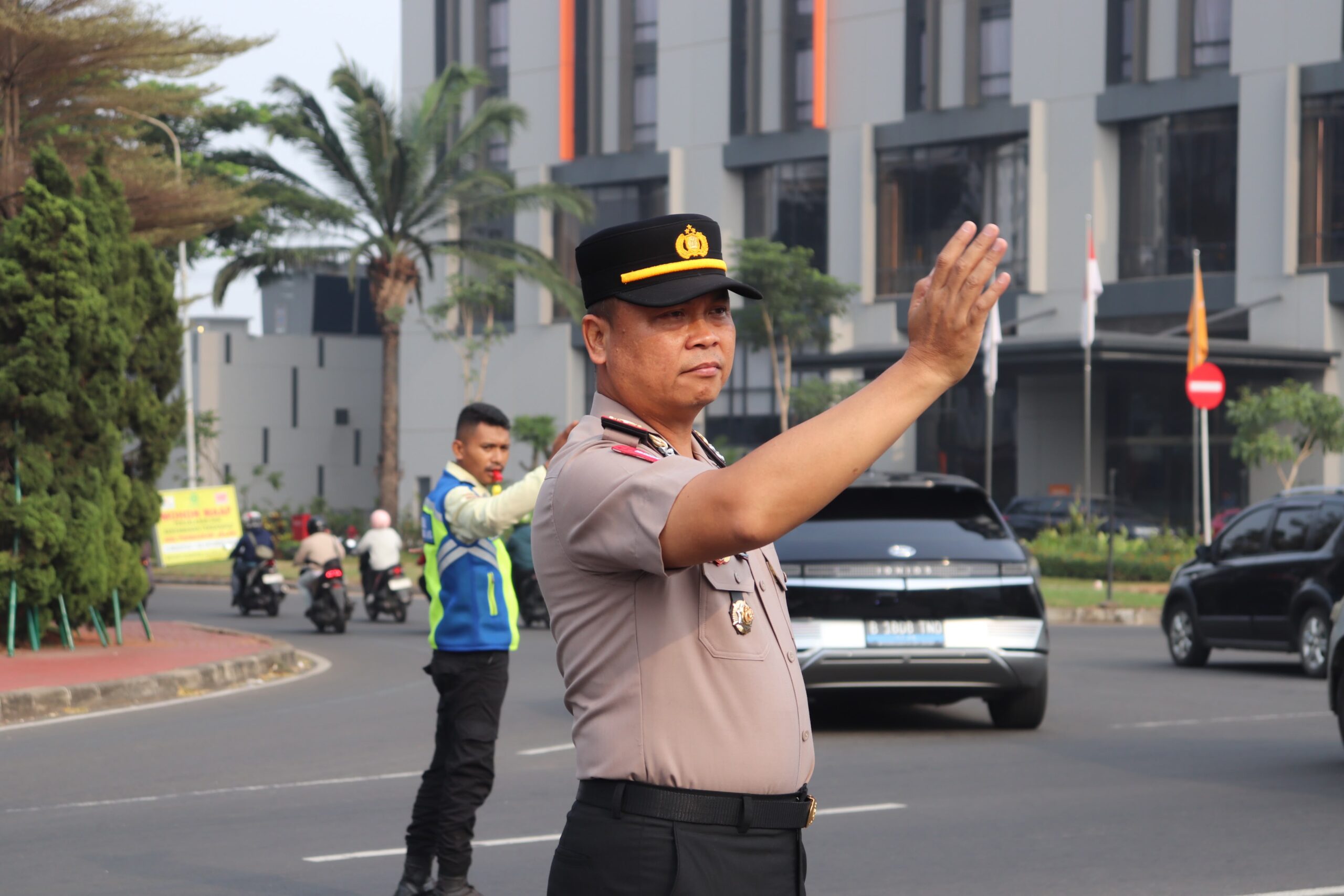 Polsek Kelapa Dua Hadirkan Pelayanan Pagi, Personel Atur Lalu Lintas di Lima Titik Strategis