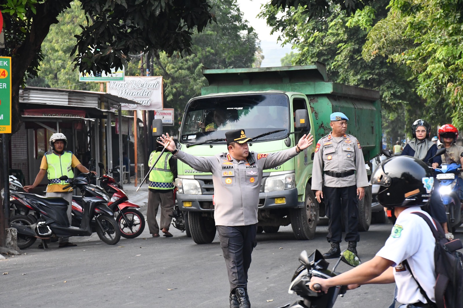 Kapolresta Cirebon Turun Langsung Pantau Gatur Lalu Lintas, 979 Personel Siaga di 166 Titik