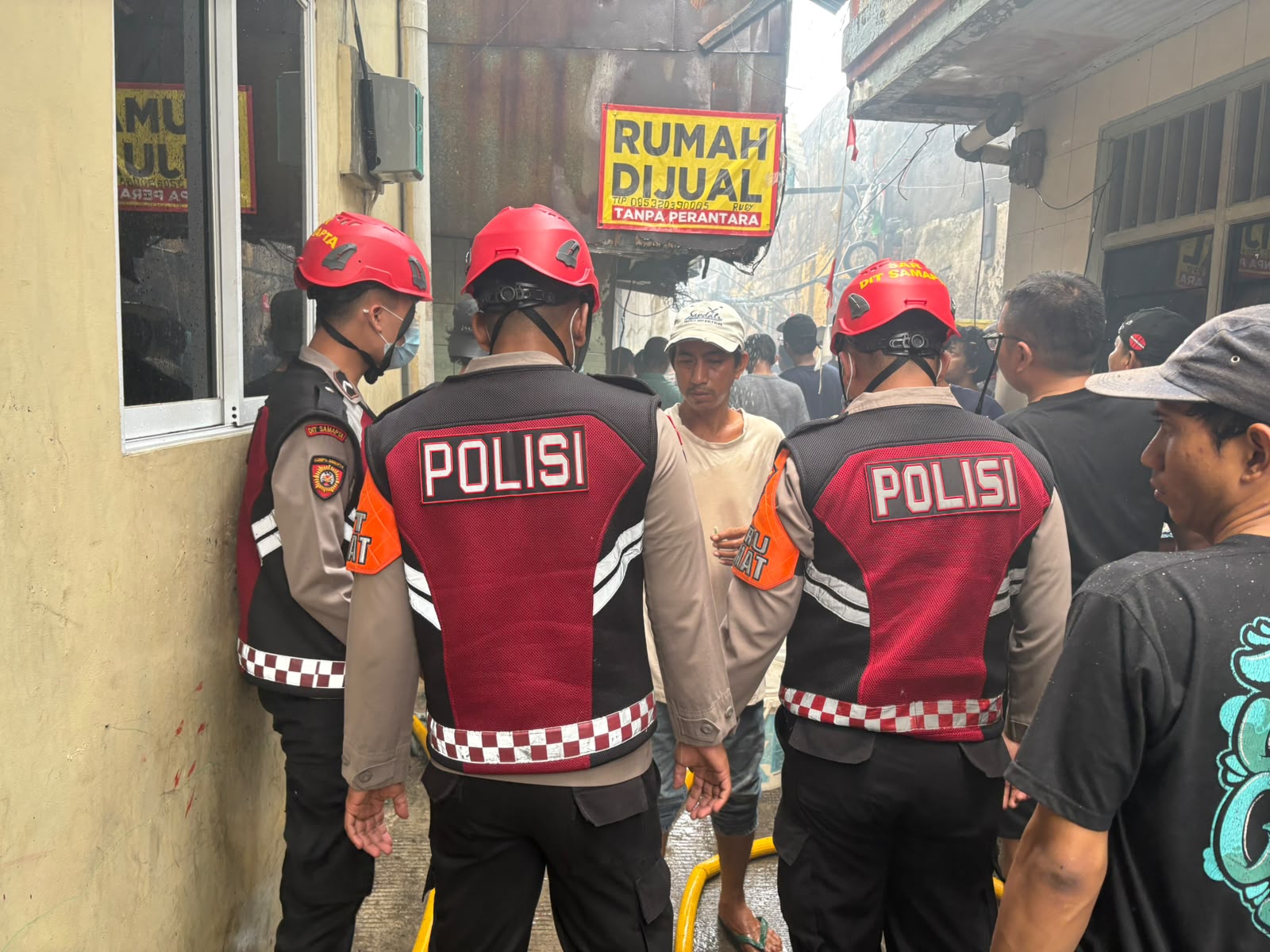 DIT SAMAPTA POLDA METRO JAYA BERIKAN PELAYANAN DAN BANTUAN EVAKUASI WARGA TERDAMPAK KEBAKARAN DI JAKARTA BARAT