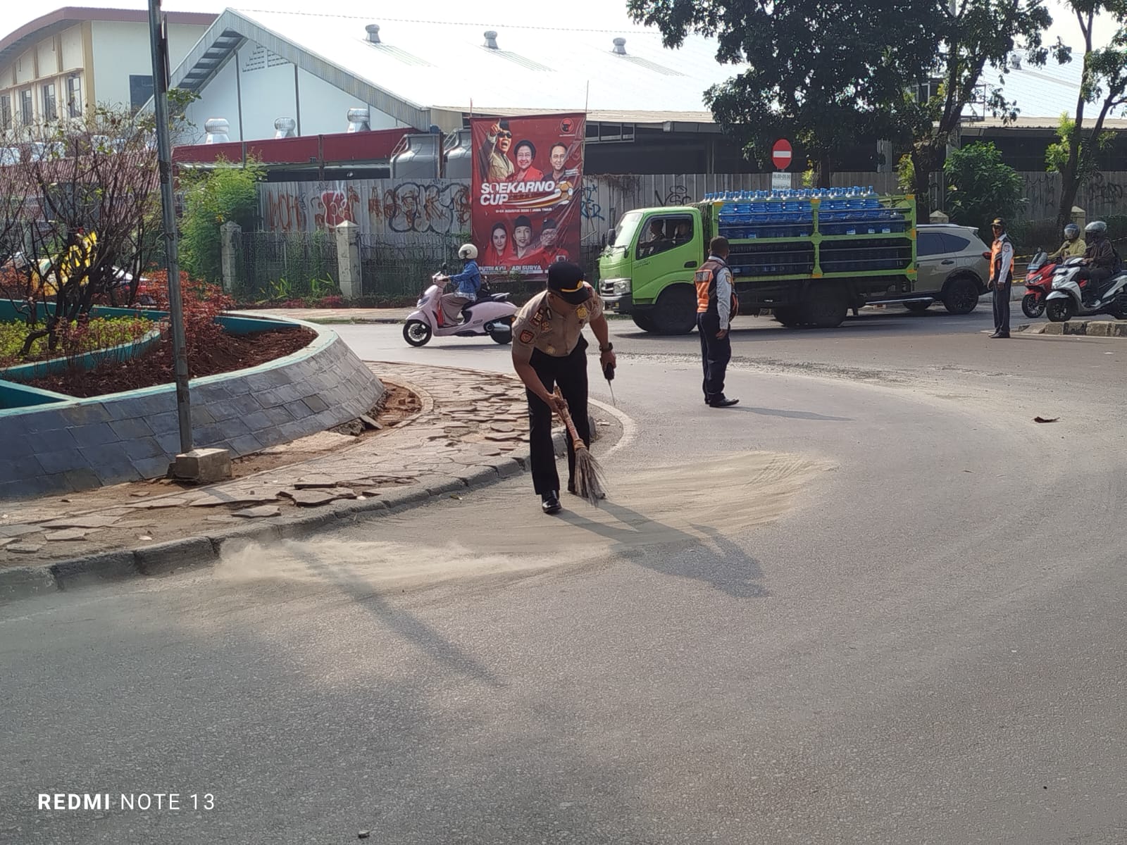 Bersihkan Tumpahan Pasir Saat Pengaturan Lalu Lintas Pagi, Wujud Kepedulian terhadap Keselamatan Pengguna Jalan