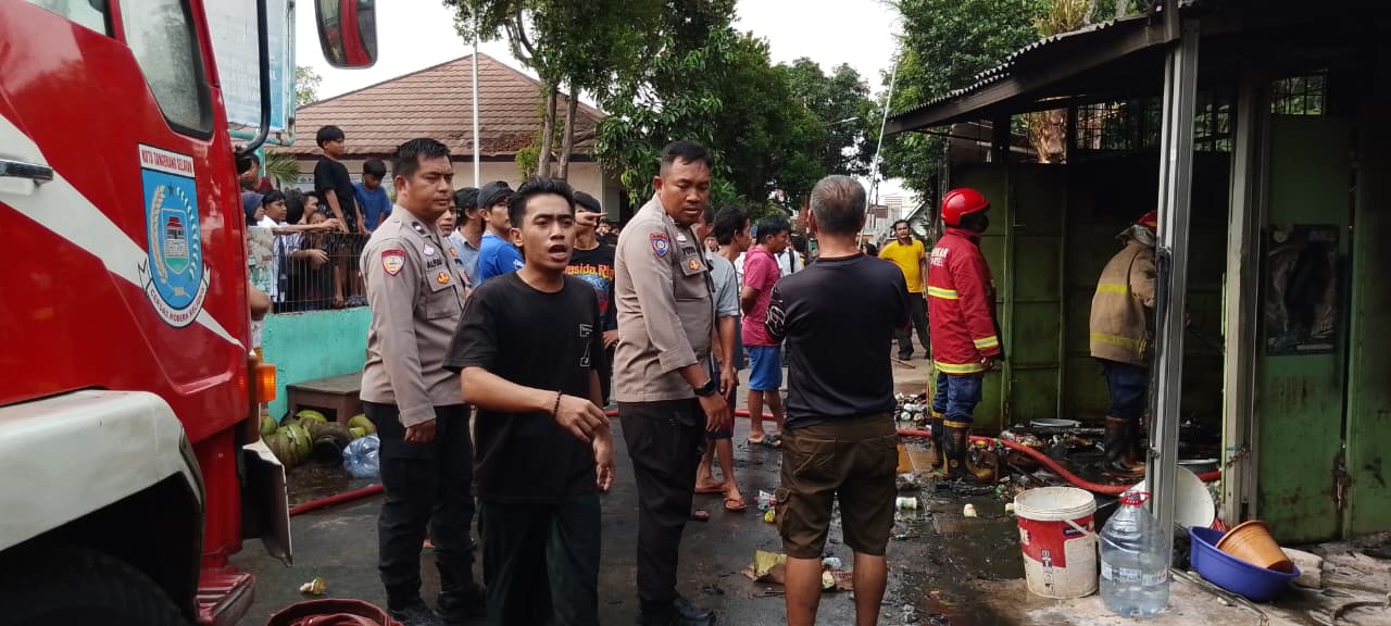 Gerak Cepat Bhabinkamtibmas Polsek serpong dan Damkar Tangsel, Kebakaran Warung Berhasil Dipadamkan