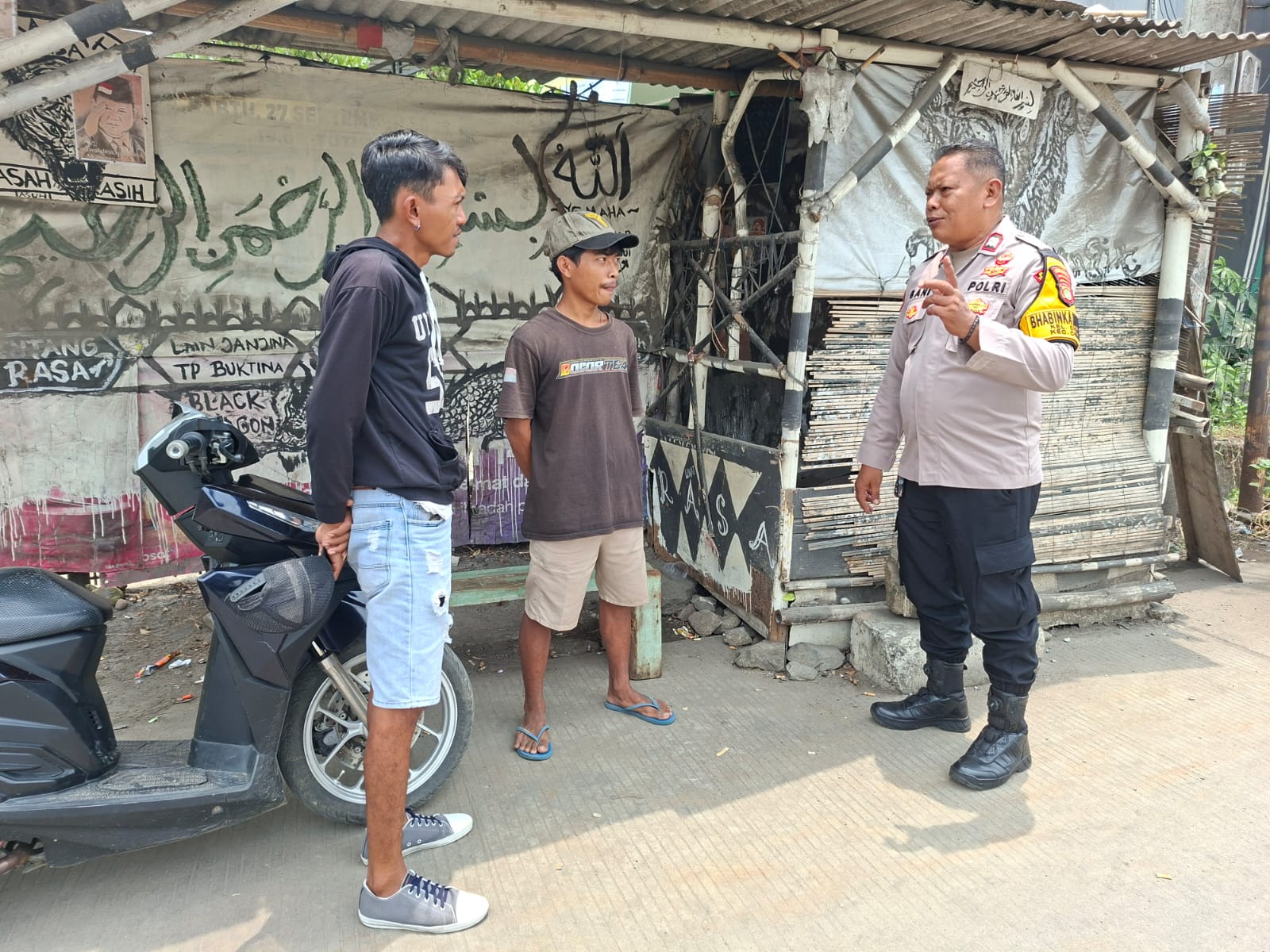 Sambang Warga di Cisauk, Bhabinkamtibmas Ajak Masyarakat Aktif Jaga Kamtibmas