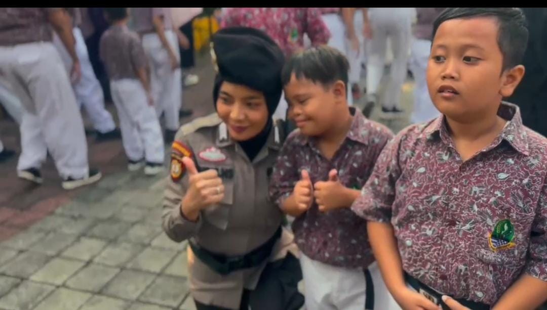 Keceriaan Siswa SLB Negeri Depok diacara Edukasi Satwa Korsabhara Polri