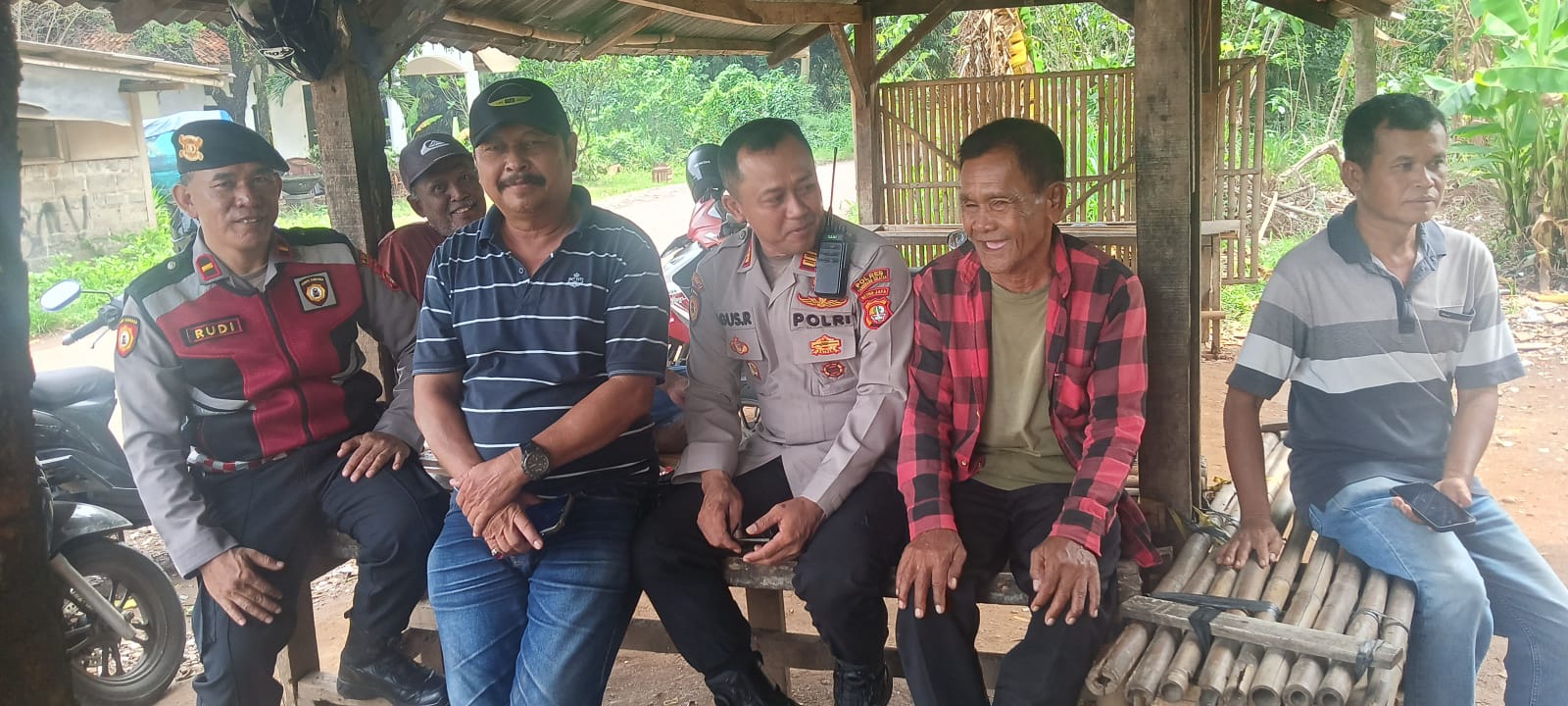 Kapolsek Cisauk Ajak Pengemudi Ojek dan Warga Suradita Waspada Curanmor dan Kejahatan Jalanan