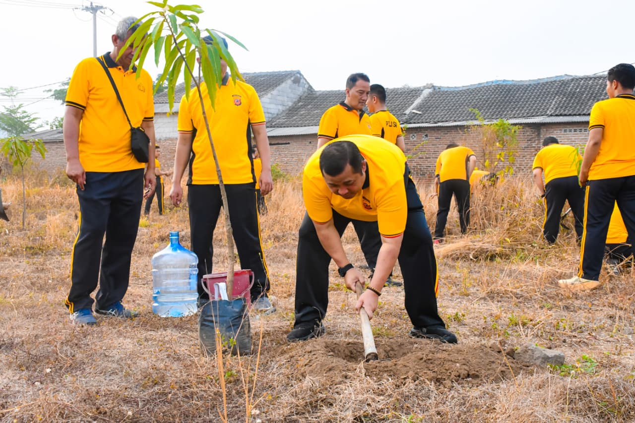Kapolresta Cirebon Pimpin Aksi Green Policing, Tanam 30 Pohon Mangga dan Ajak Personel Peduli Lingkungan