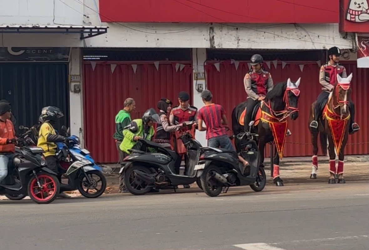 Unik dan Humanis! Polisi Berkuda Ditpolsatwa Bagikan Jumat Berkah di Depok Libatkan Kuda Wulinda dan Silke