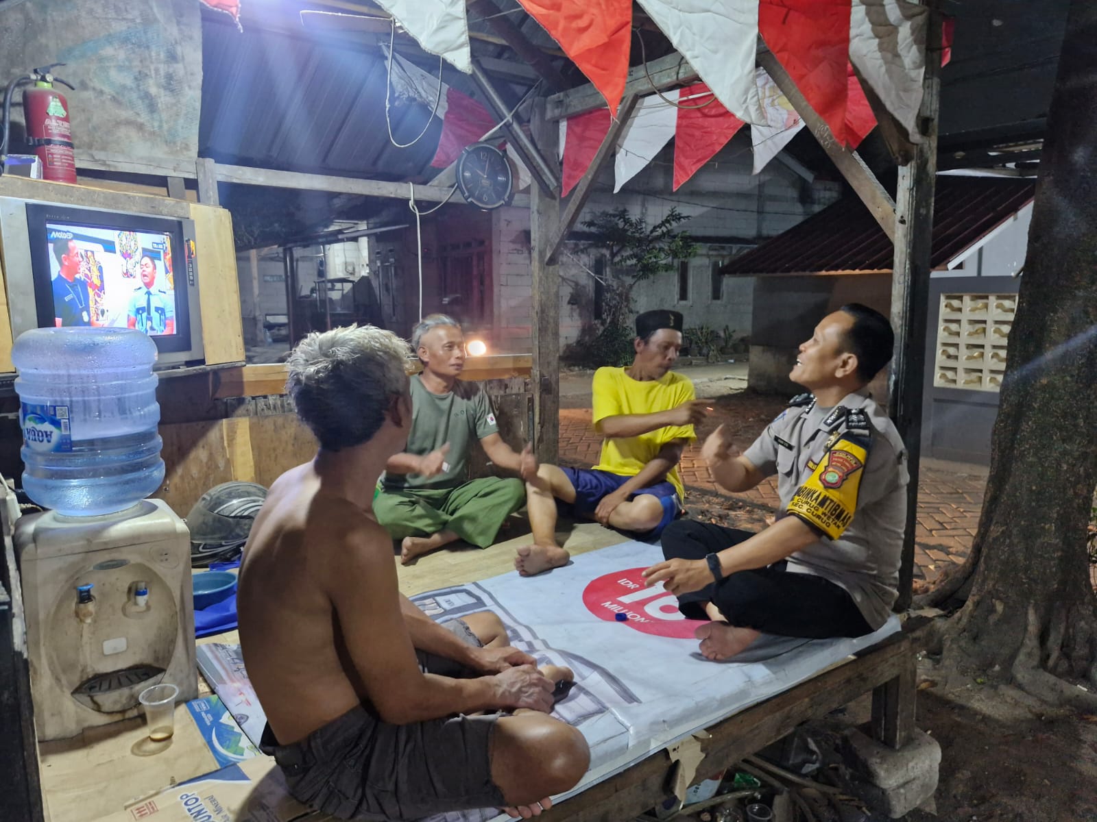 Bhabinkamtibmas Sambangi Pos Kamling Terpadu, Ajak Warga Tingkatkan Keamanan Lingkungan