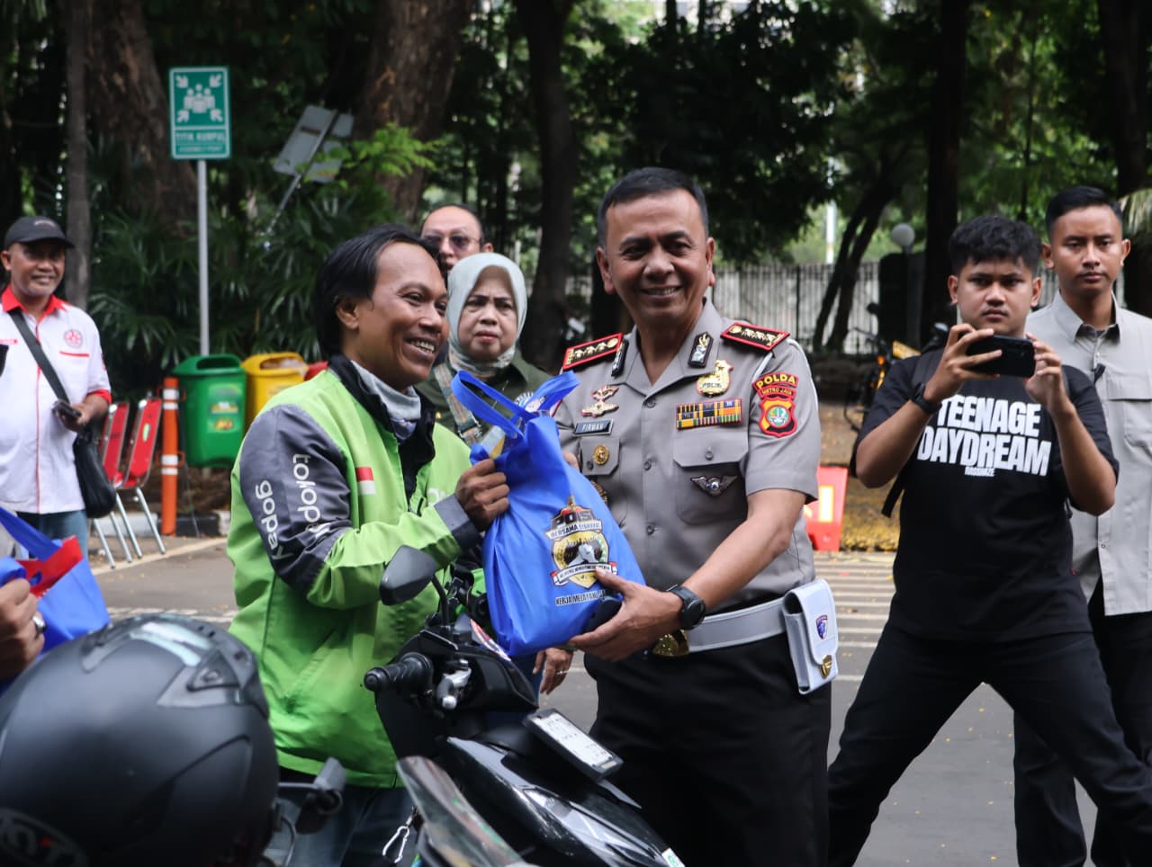 Sabtu Bahagia Bersama Ojol, Kapolda Metro Jaya Sapa Pengemudi dan Ajak Peduli Kesehatan