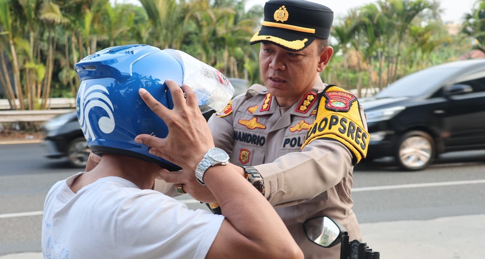 Operasi Patuh Jaya 2026, Kapolresta Bandara Soetta Bagikan Helm SNI untuk Keselamatan Pengendara